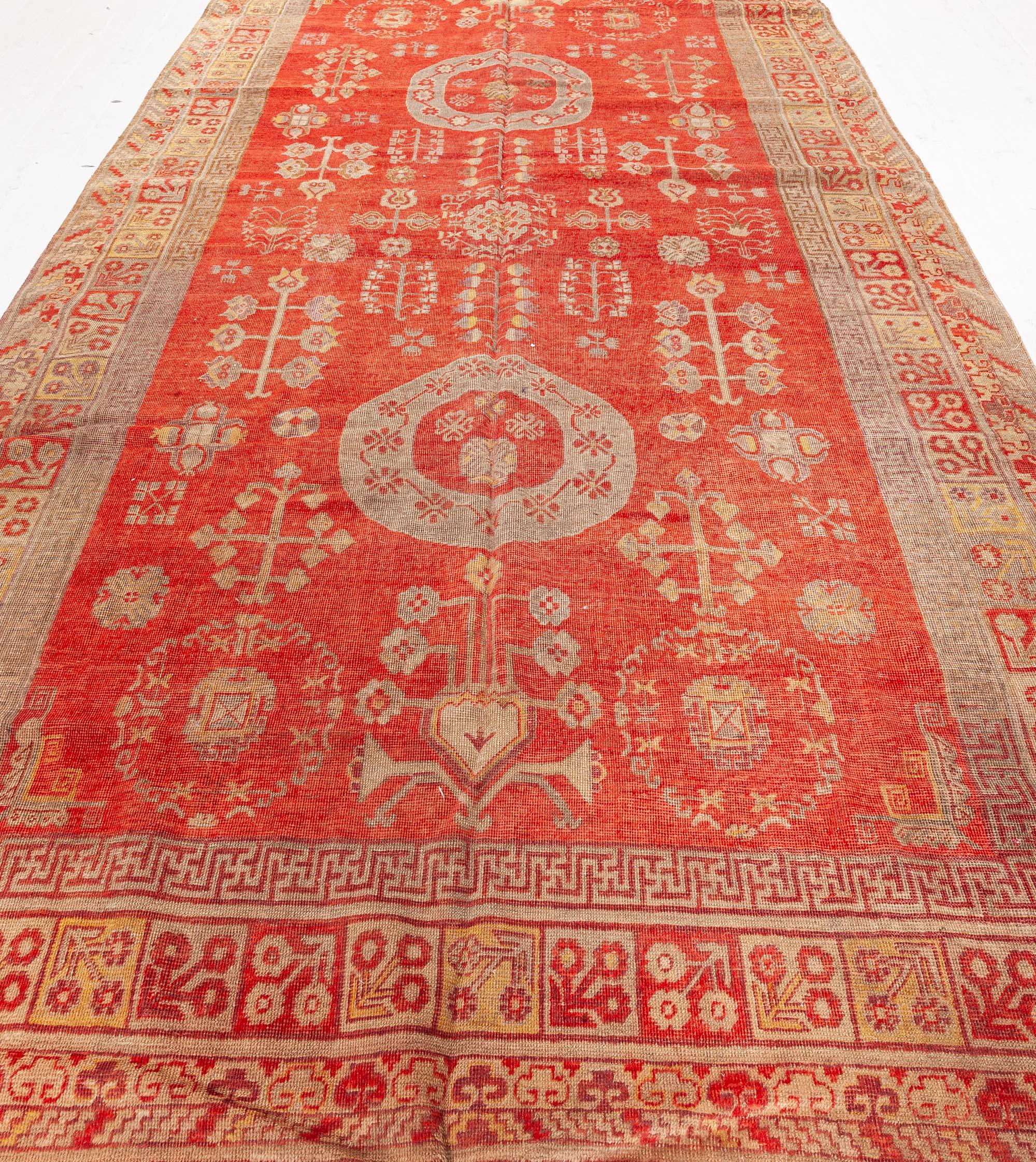 Tapis en laine rouge de haute qualité de Samarkand, Khotan, noué à la main.
Taille : 7'0