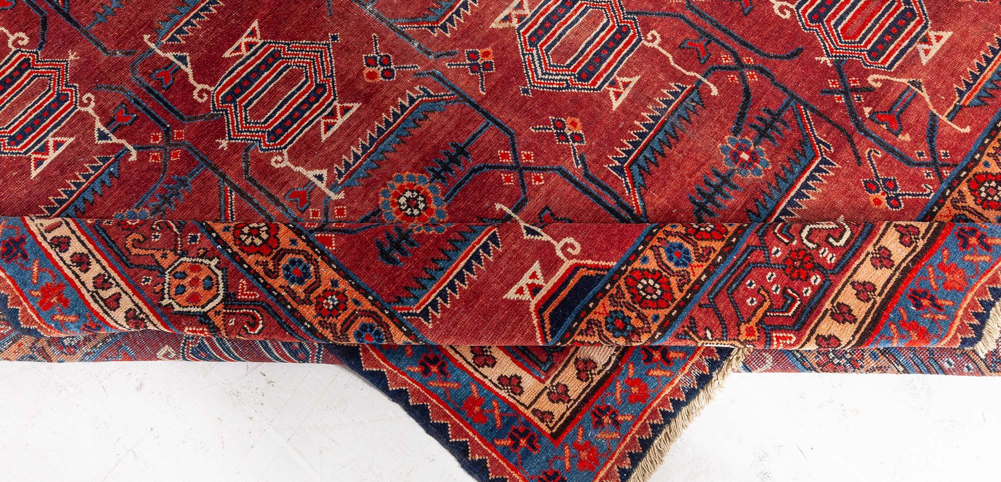 Doris Leslie Blau Midcentury Samarkand Rot Handgefertigter Wollteppich (Usbekisch) im Angebot