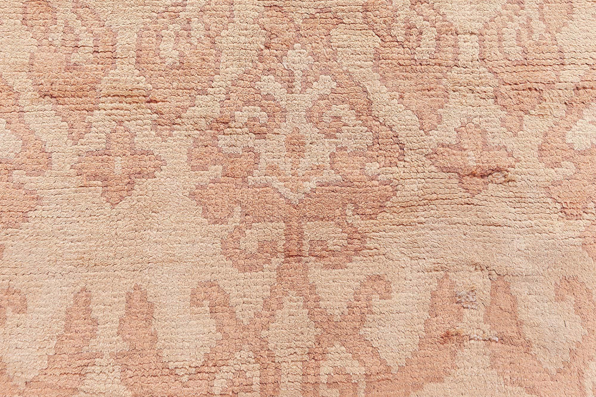 Doris Leslie Blau Refined Vintage Spanish Rug – Subtle Beauty in Tonal Harmony In Good Condition For Sale In New York, NY
