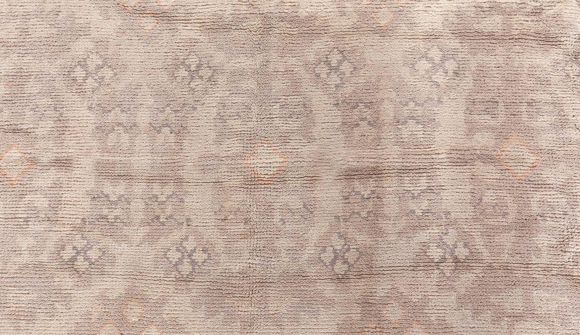 Hochwertiger Vintage Spanish beige handgefertigter Wollteppich
Größe: 13'8
