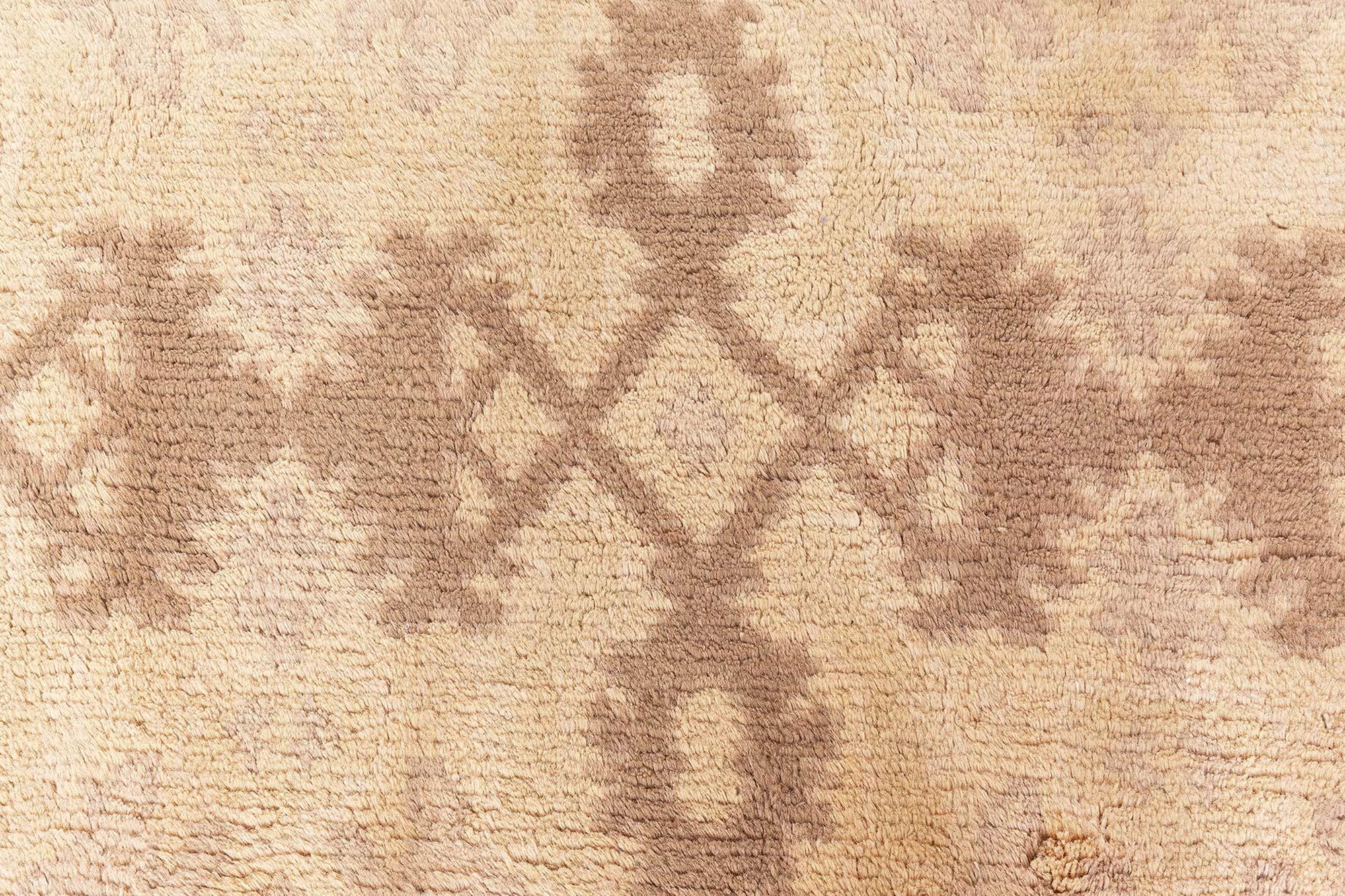Vintage Spanish Beige Handmade Wool Rug
Size: 11'8