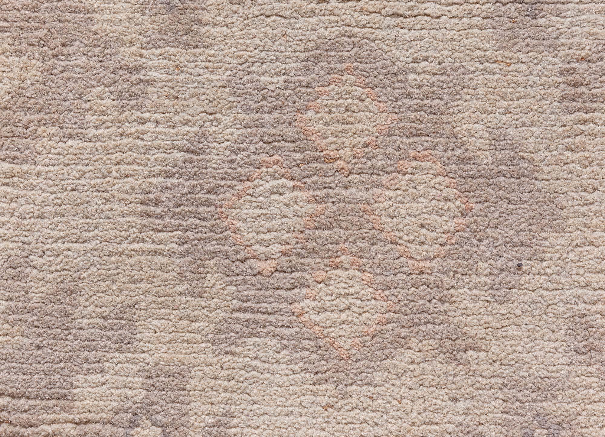 Doris Leslie Blau Vintage Spanischer Beige handgefertigter Vintage-Wollteppich (20. Jahrhundert) im Angebot