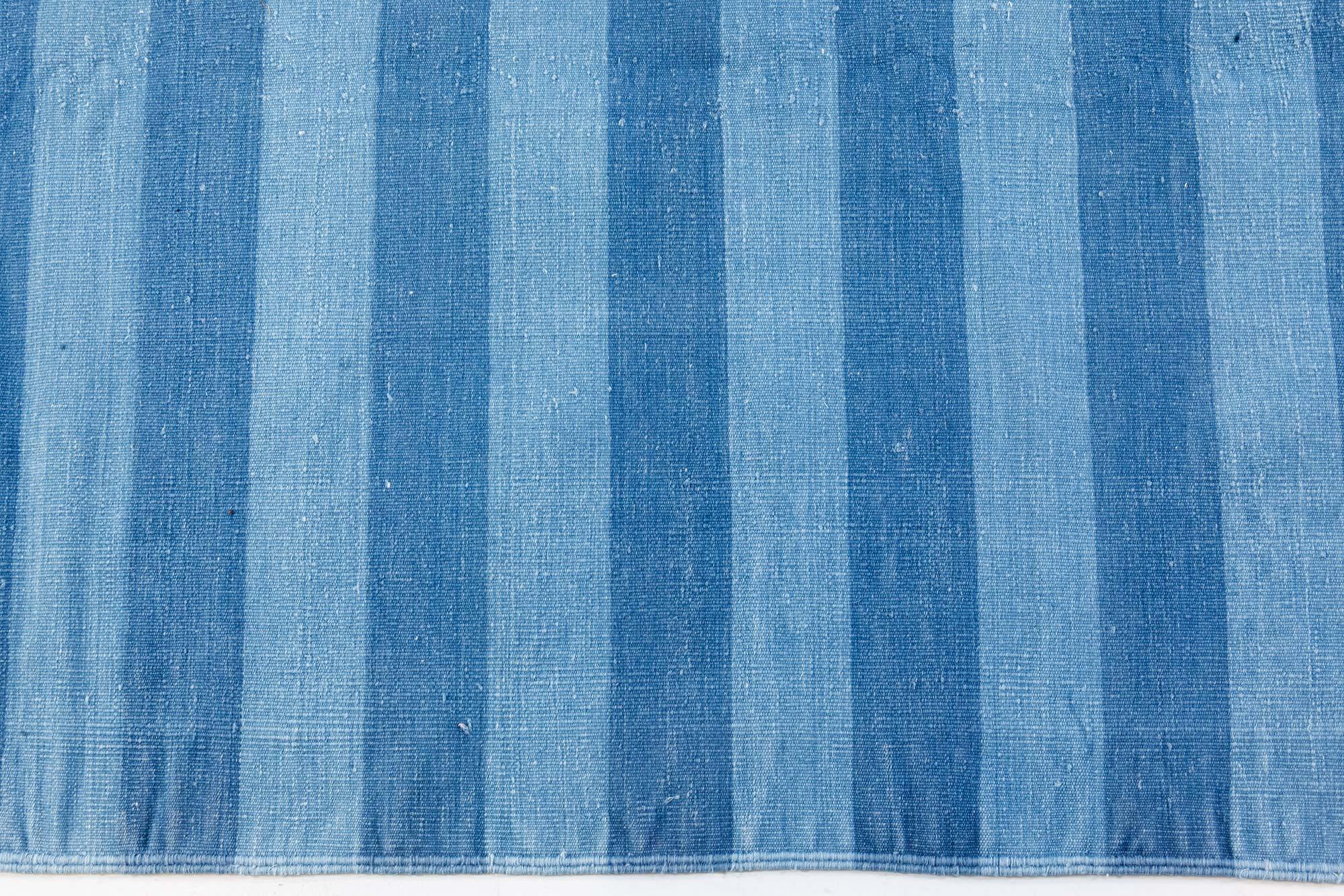 Doris Leslie Blau Vintage gestreifter indischer Dhurrie-Teppich in kühlen Blautönen (Moderne der Mitte des Jahrhunderts) im Angebot
