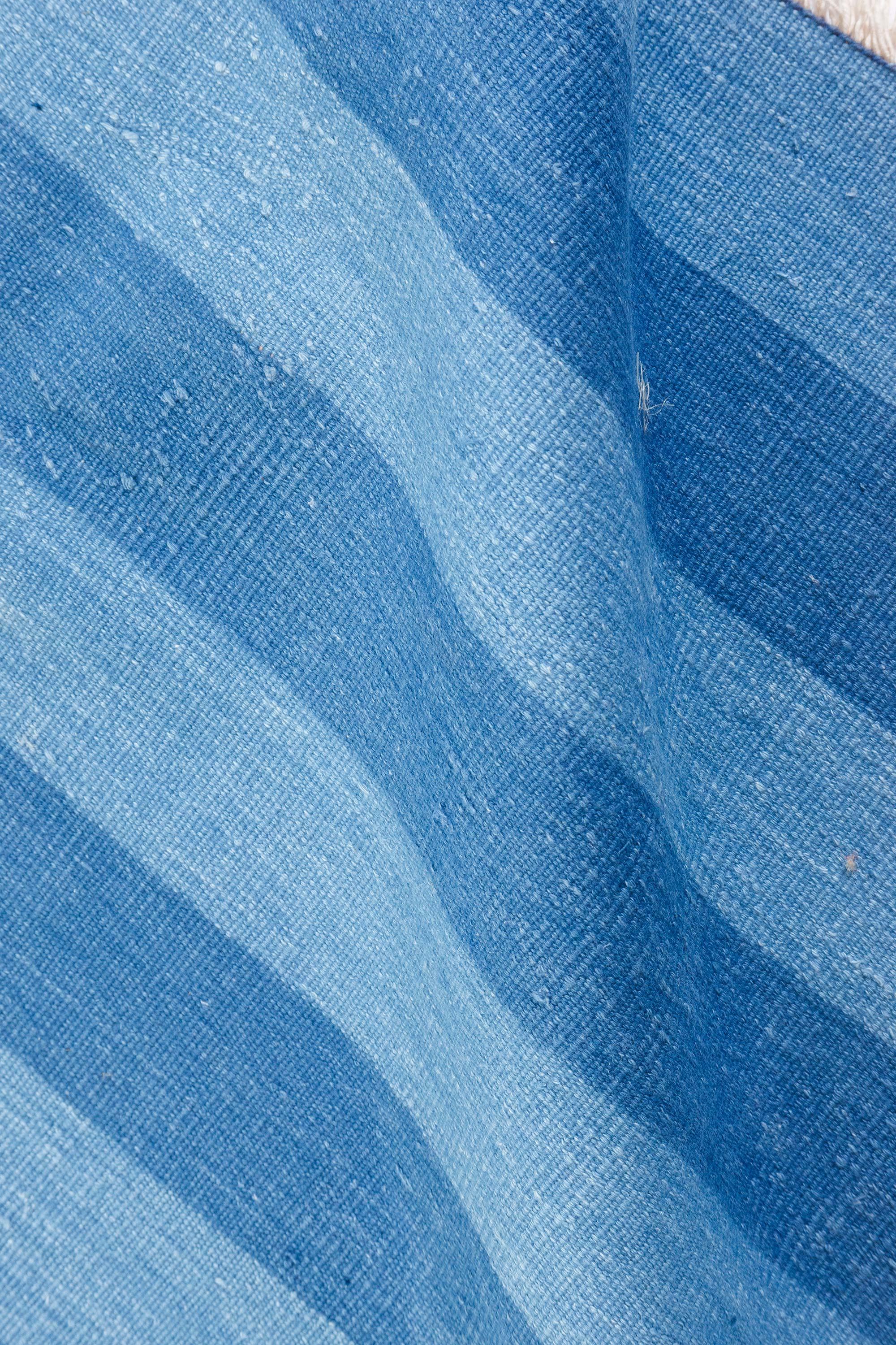 Doris Leslie Blau Vintage gestreifter indischer Dhurrie-Teppich in kühlen Blautönen (Indisch) im Angebot