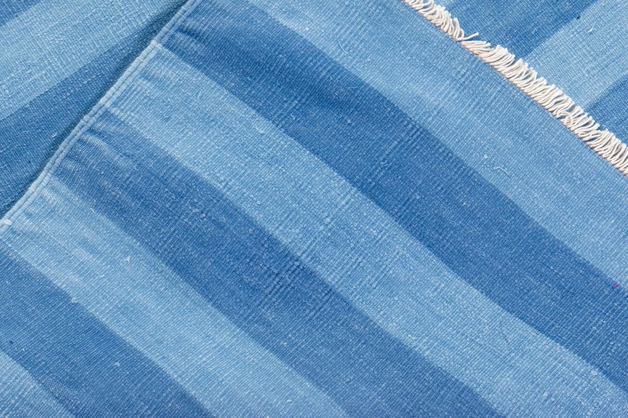 Doris Leslie Blau Vintage gestreifter indischer Dhurrie-Teppich in kühlen Blautönen (20. Jahrhundert) im Angebot