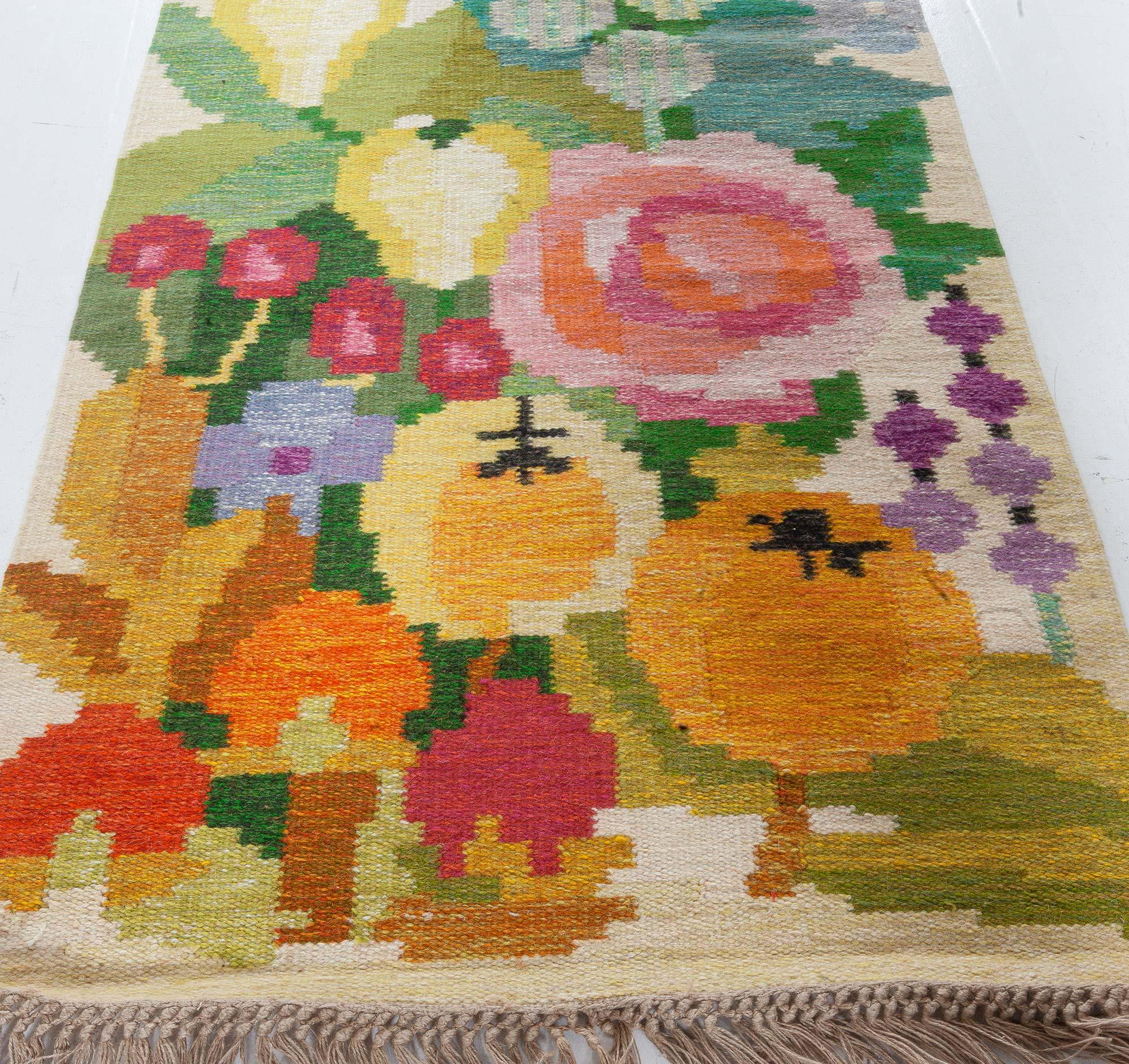Doris Leslie Blauer flacher schwedischer Vintage-Teppich mit Blumenmuster und Flachgewebe von Ingegerd Silow (Skandinavisch) im Angebot