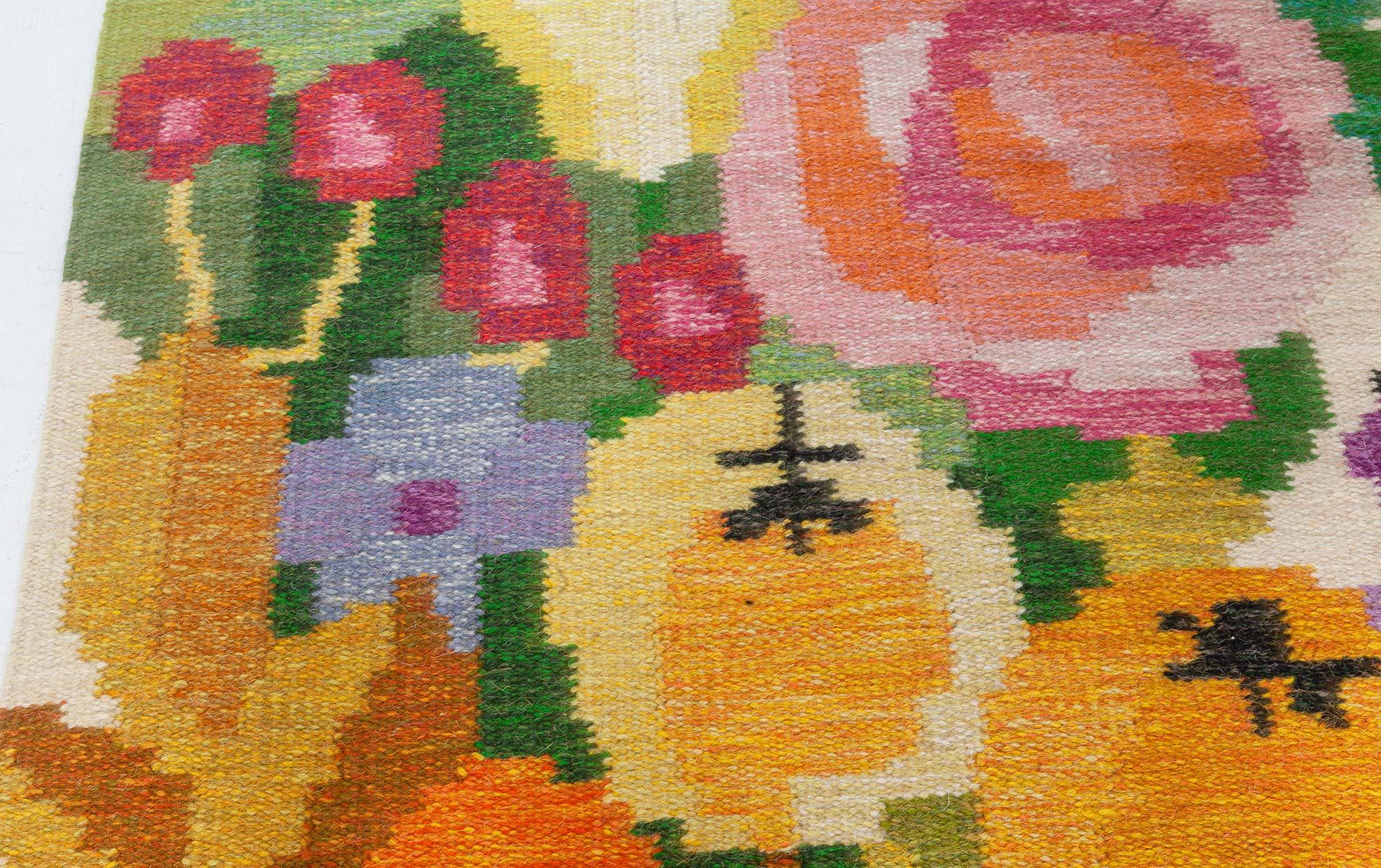 Doris Leslie Blauer flacher schwedischer Vintage-Teppich mit Blumenmuster und Flachgewebe von Ingegerd Silow (Handgewebt) im Angebot