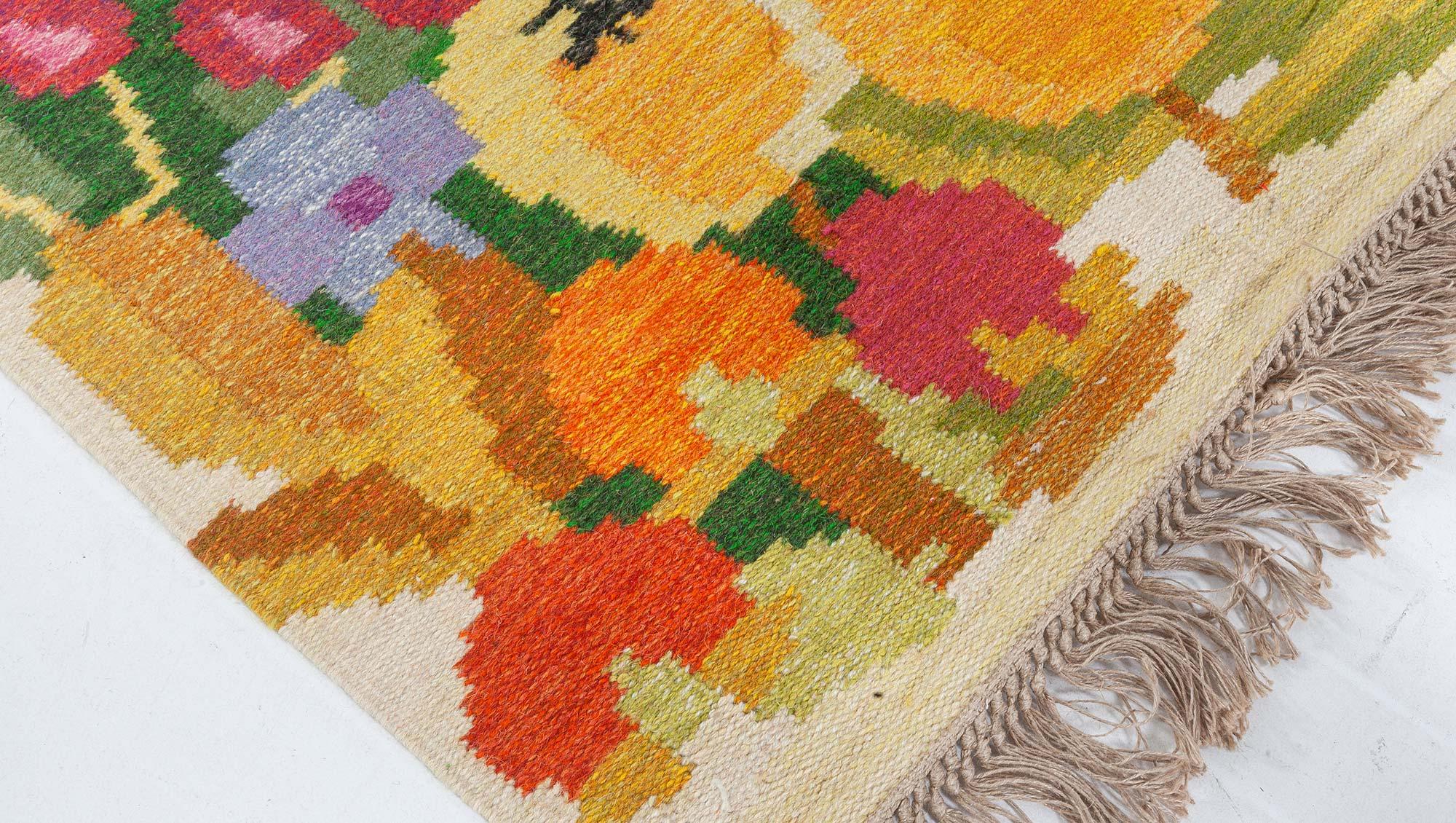 Doris Leslie Blauer flacher schwedischer Vintage-Teppich mit Blumenmuster und Flachgewebe von Ingegerd Silow (20. Jahrhundert) im Angebot