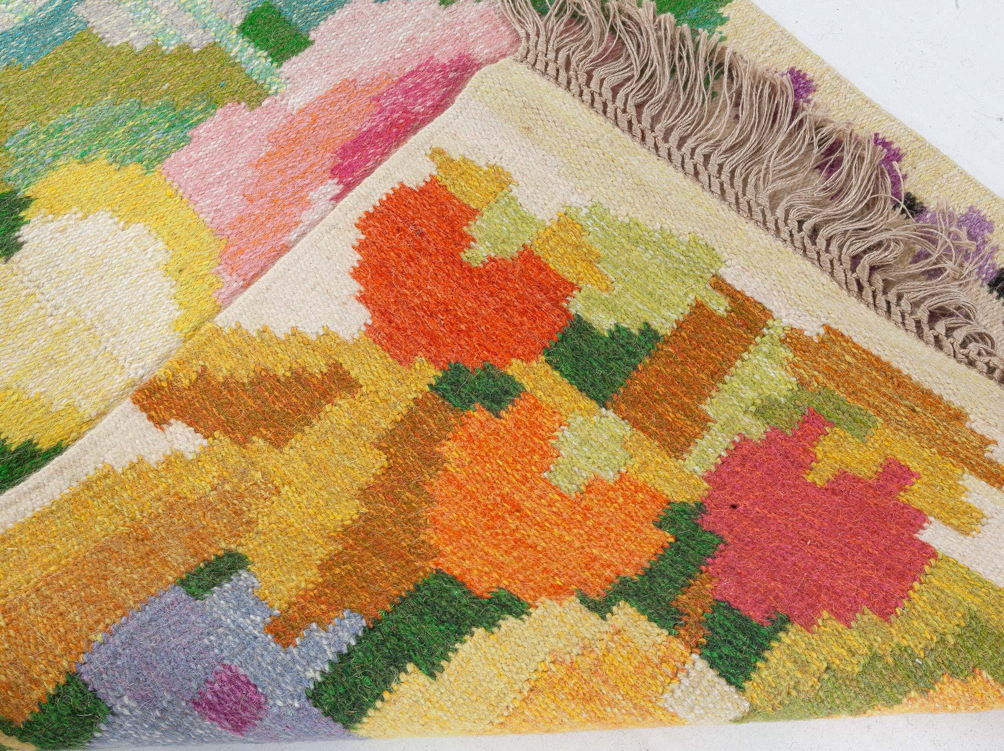Doris Leslie Blauer flacher schwedischer Vintage-Teppich mit Blumenmuster und Flachgewebe von Ingegerd Silow im Angebot 1