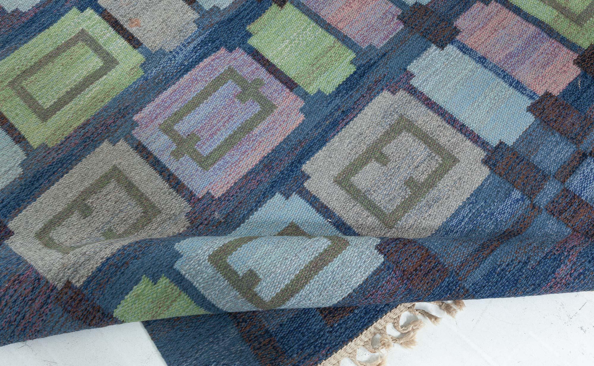 Doris Leslie Blauer schwedischer Vintage-Teppich von Judith Johansson Spise Hall (20. Jahrhundert) im Angebot