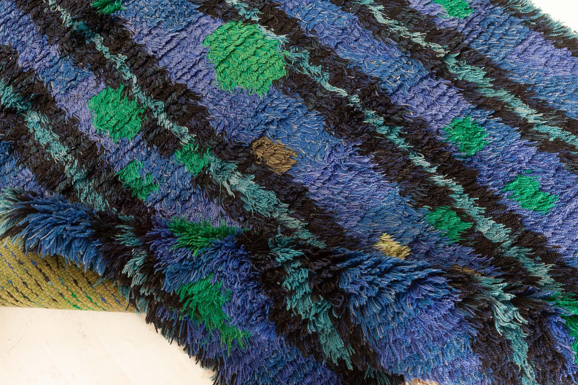 Tapis suédois vintage Rya bleu et vert
Taille : 134 × 259 cm (4'5