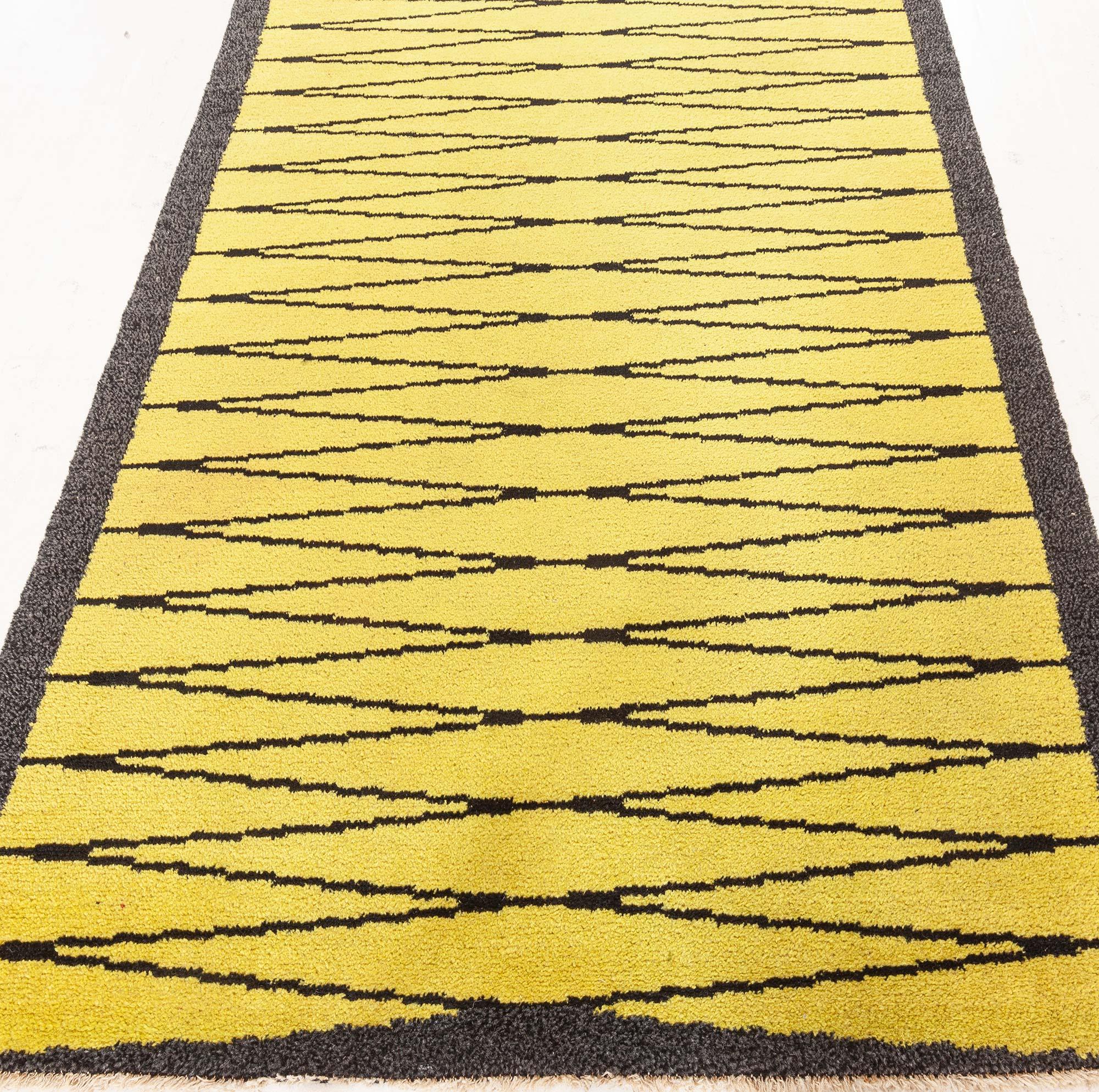 Tappeto vibrante con vello svedese vintage in giallo e carbone
Dimensioni: 4'3