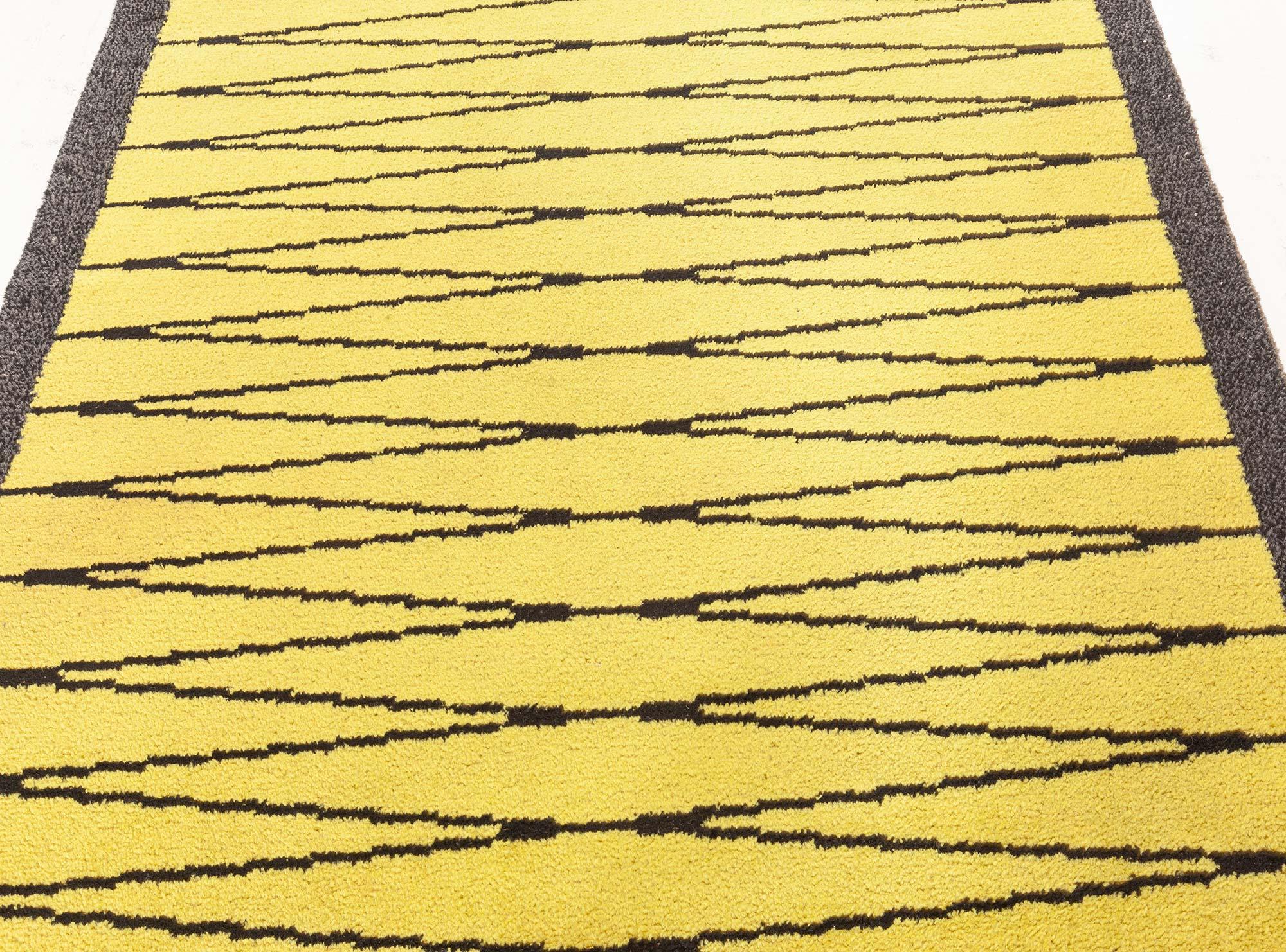 Mid-Century moderno Tappeto Doris Leslie Blau Vibrant Vintage con vello svedese in giallo e carbone in vendita