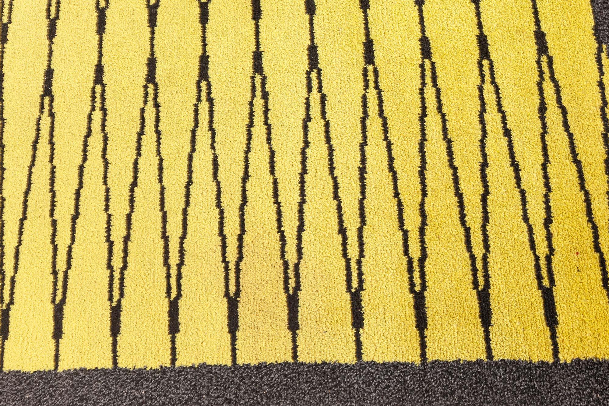 Annodato a mano Tappeto Doris Leslie Blau Vibrant Vintage con vello svedese in giallo e carbone in vendita