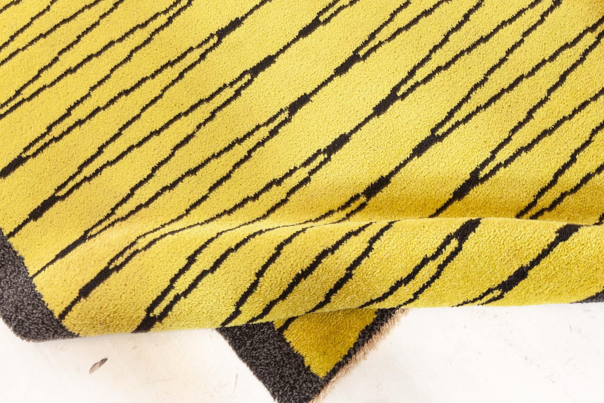 Tappeto Doris Leslie Blau Vibrant Vintage con vello svedese in giallo e carbone In condizioni buone in vendita a New York, NY