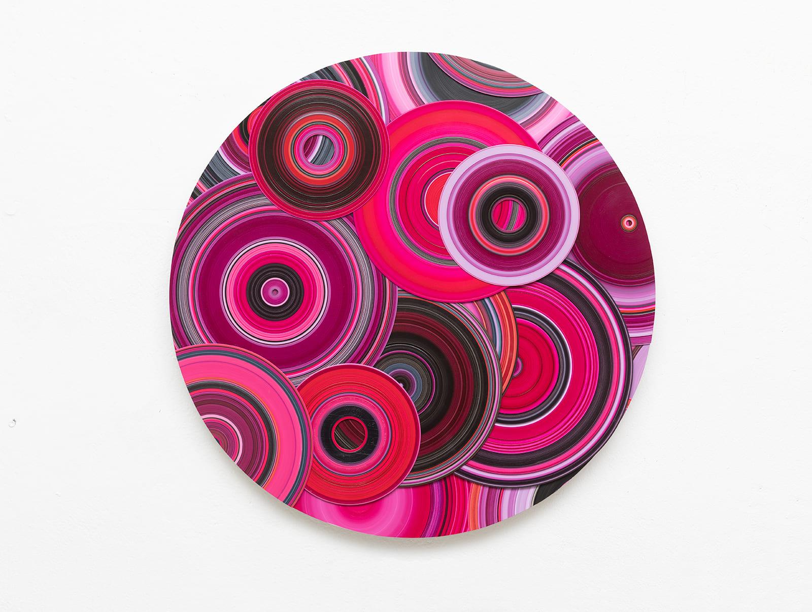 Oil on vinyl mounted on Alu-Dibond, diameter: 60 cm.
In this last series Sound and Vision, the line remains the only motif of the compositions, but it is illustrated on a new medium which is none other than a vinyl disk. In painting on a turntable,