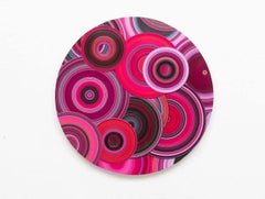 „Assemblage Nr. 03“ von Doris Marten – Abstrakte Malerei auf Schallplatte, leuchtendes Pink