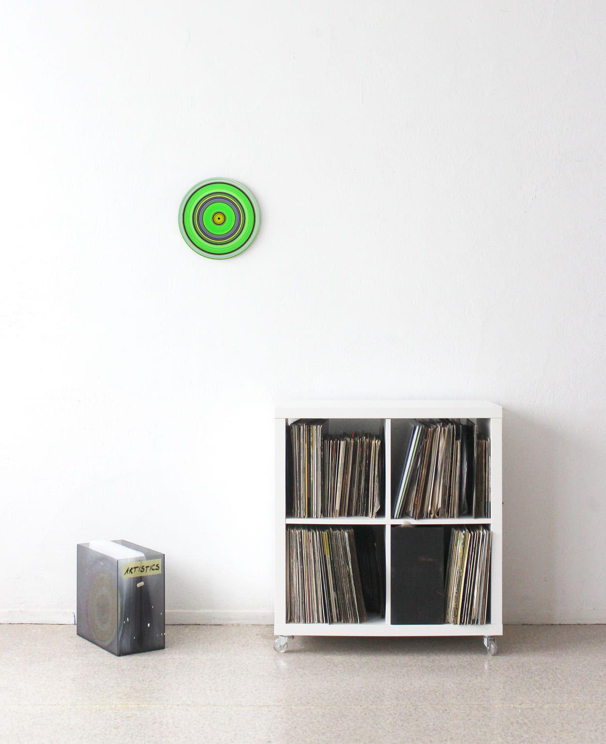 Óleo sobre vinilo, diámetro: 30 cm.
En esta última serie Sonido y Visión, la línea sigue siendo el único motivo de las composiciones, pero se ilustra en un nuevo soporte que no es otro que un disco de vinilo. Al pintar sobre un tocadiscos, el