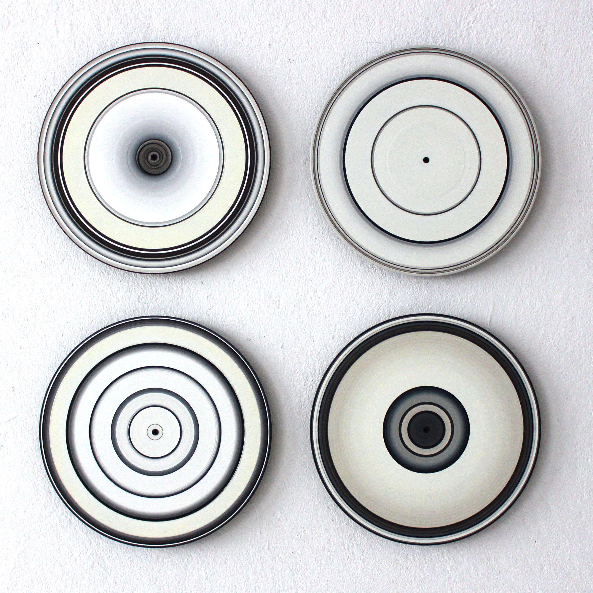 SOUND AND VISION - White Quartett ist eine einzigartige Öl-auf-Vinyl-Installation der deutschen zeitgenössischen Künstlerin Doris Marten mit den Maßen 65 × 65 cm (25,6 × 25,6 Zoll). Jedes Stück hat einen Durchmesser von 30 cm (11,8 Zoll).
Das