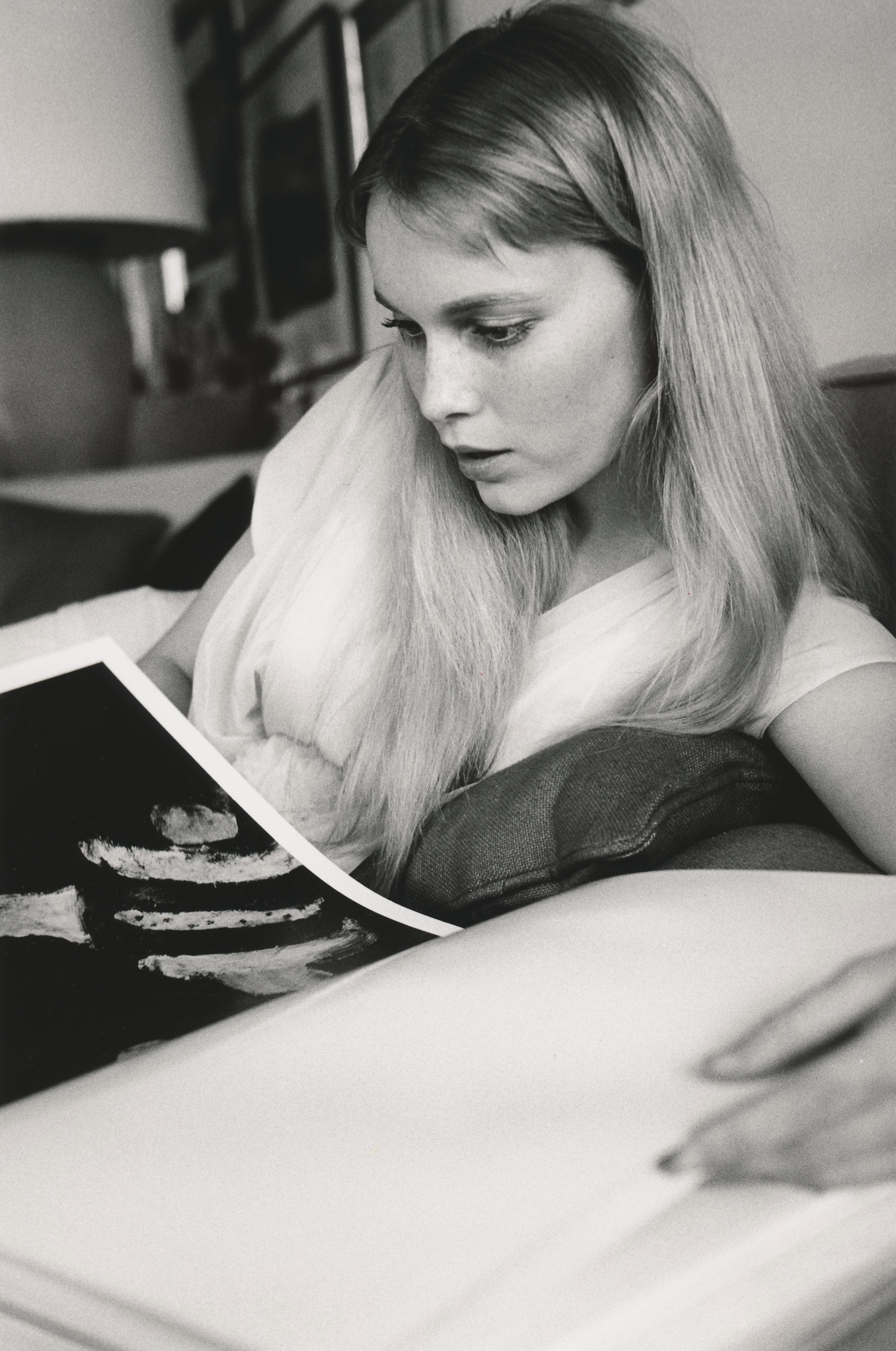 Doris Nieh Portrait Photograph - Mia Farrow Reading Fine Art Print