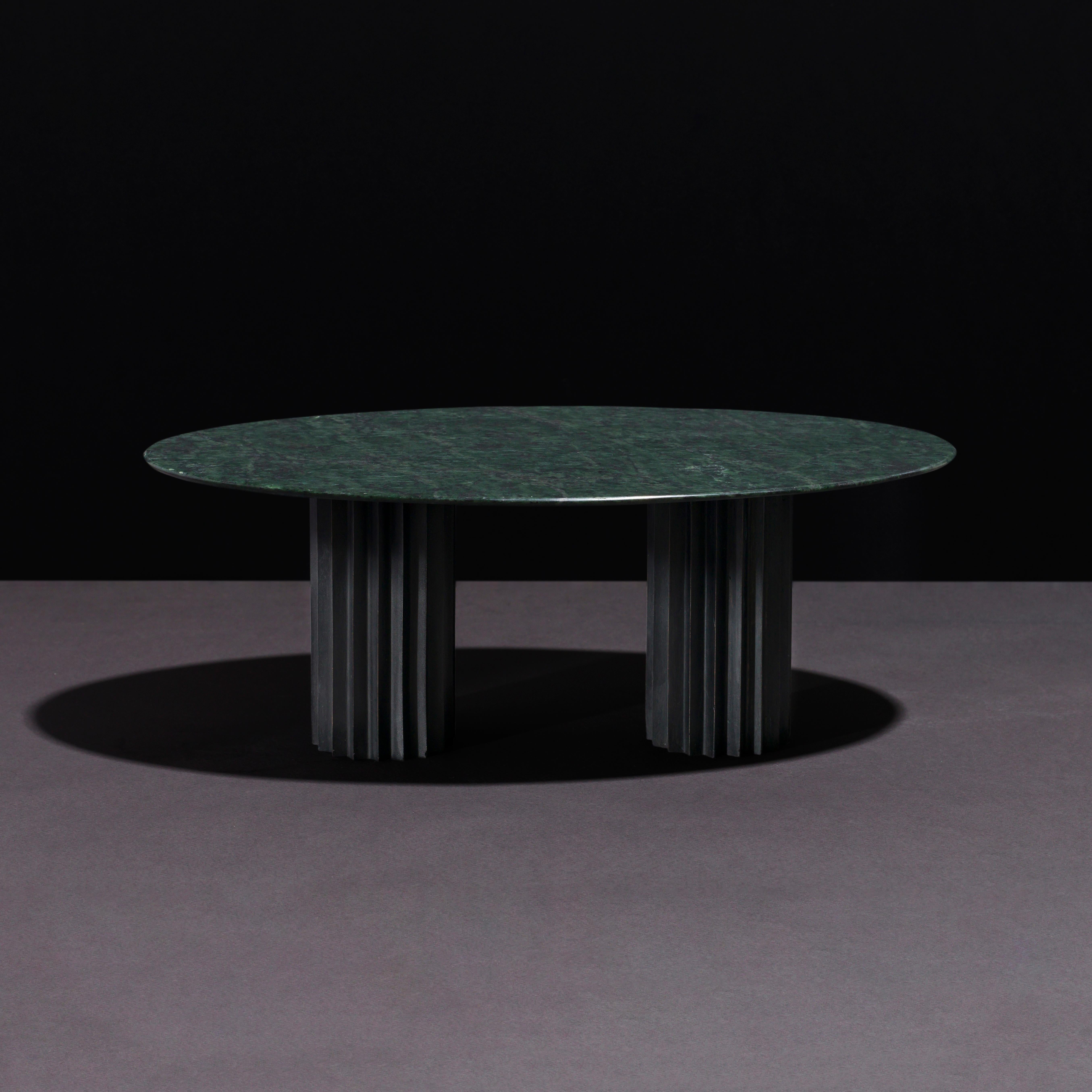 Moderne Table de salle à manger Doris ovale à double piédestal en marbre vert et bronze noirci en vente