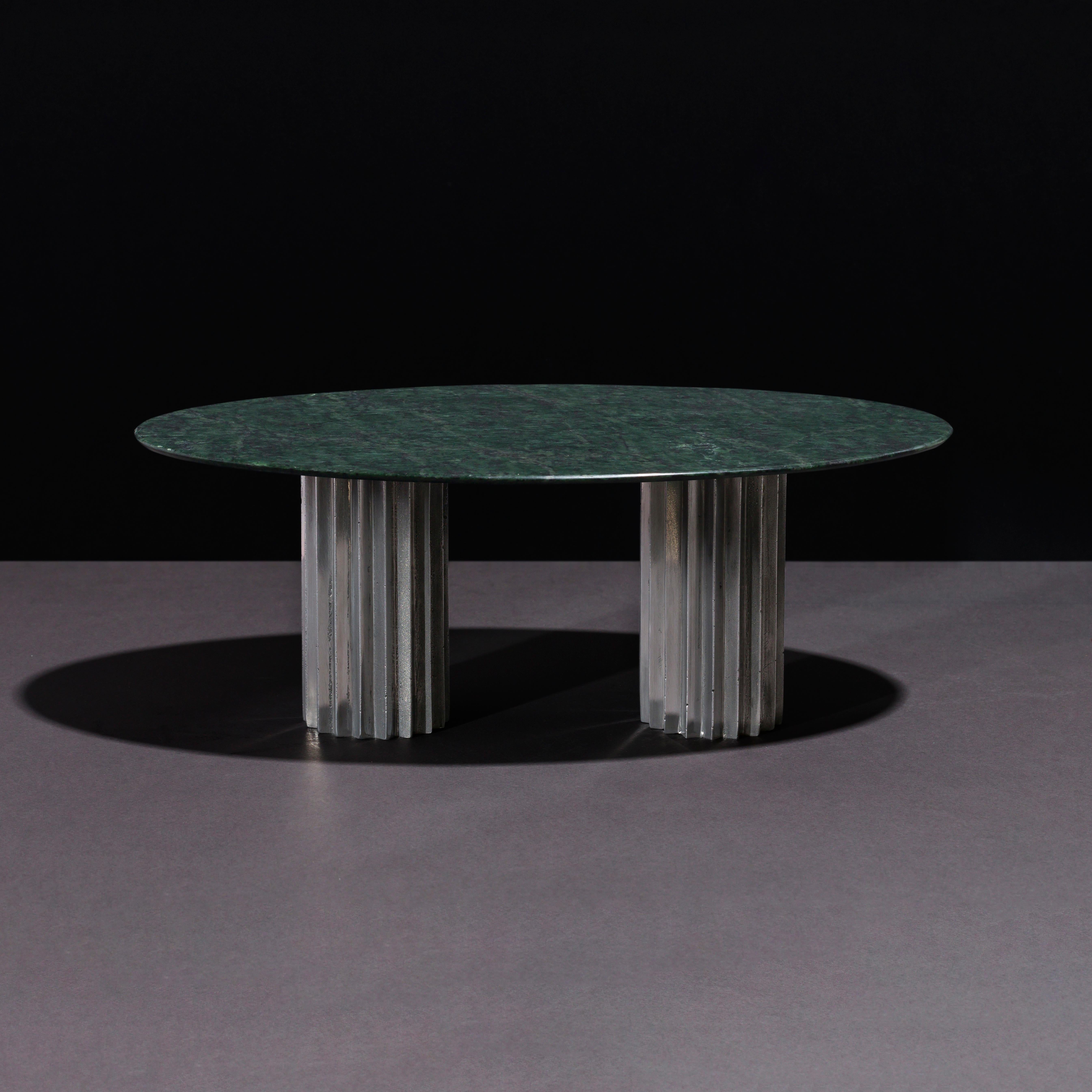 Moderne Table de salle à manger Doris ovale à double piédestal en marbre vert et aluminium coulé en vente