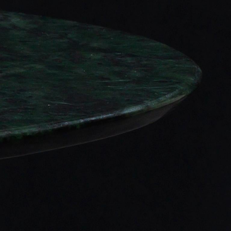 Doris, ovaler Esstisch mit doppeltem Sockel aus grünem Marmor und Aluminiumguss (Geschwärzt) im Angebot