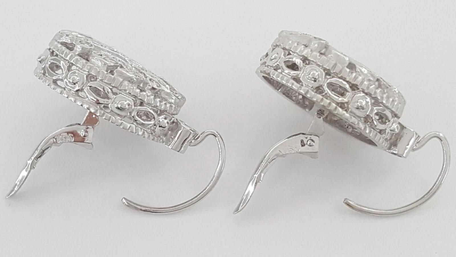 Doris Panos 1 ct runder Brillantschliff Diamant Pave Set Blume Tropfen/Baumeln Ohrringe in 18K Weißgold.

 

Die Ohrringe wiegen 11,7 Gramm 18 Karat Weißgold, sind 16 mm breit, 20,8 mm lang und 7,4 mm dick. Es gibt 72 natürliche Diamanten im