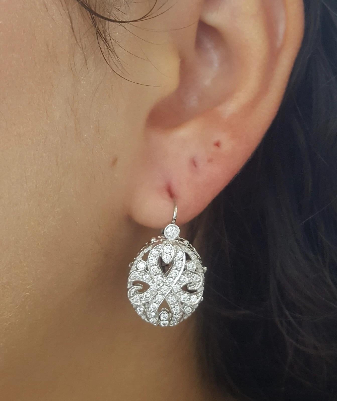 Doris Panos 1 Karat runder Diamant im Brillantschliff Pave Set Blumentropfen-/Dangle-Ohrring im Zustand „Neu“ im Angebot in Chicago, IL