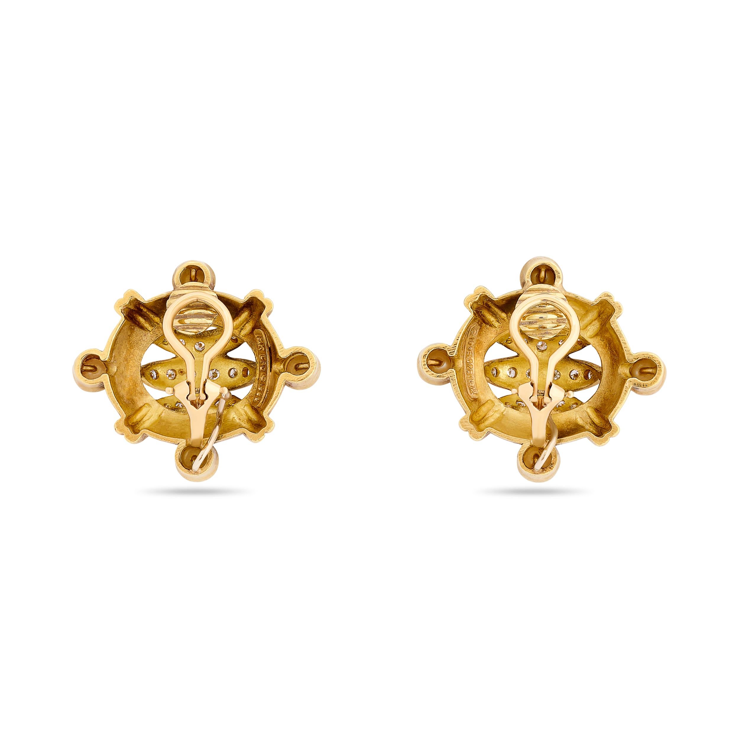 Taille ronde Doris Panos Boucles d'oreilles en or jaune 18 carats, diamants et perles en vente