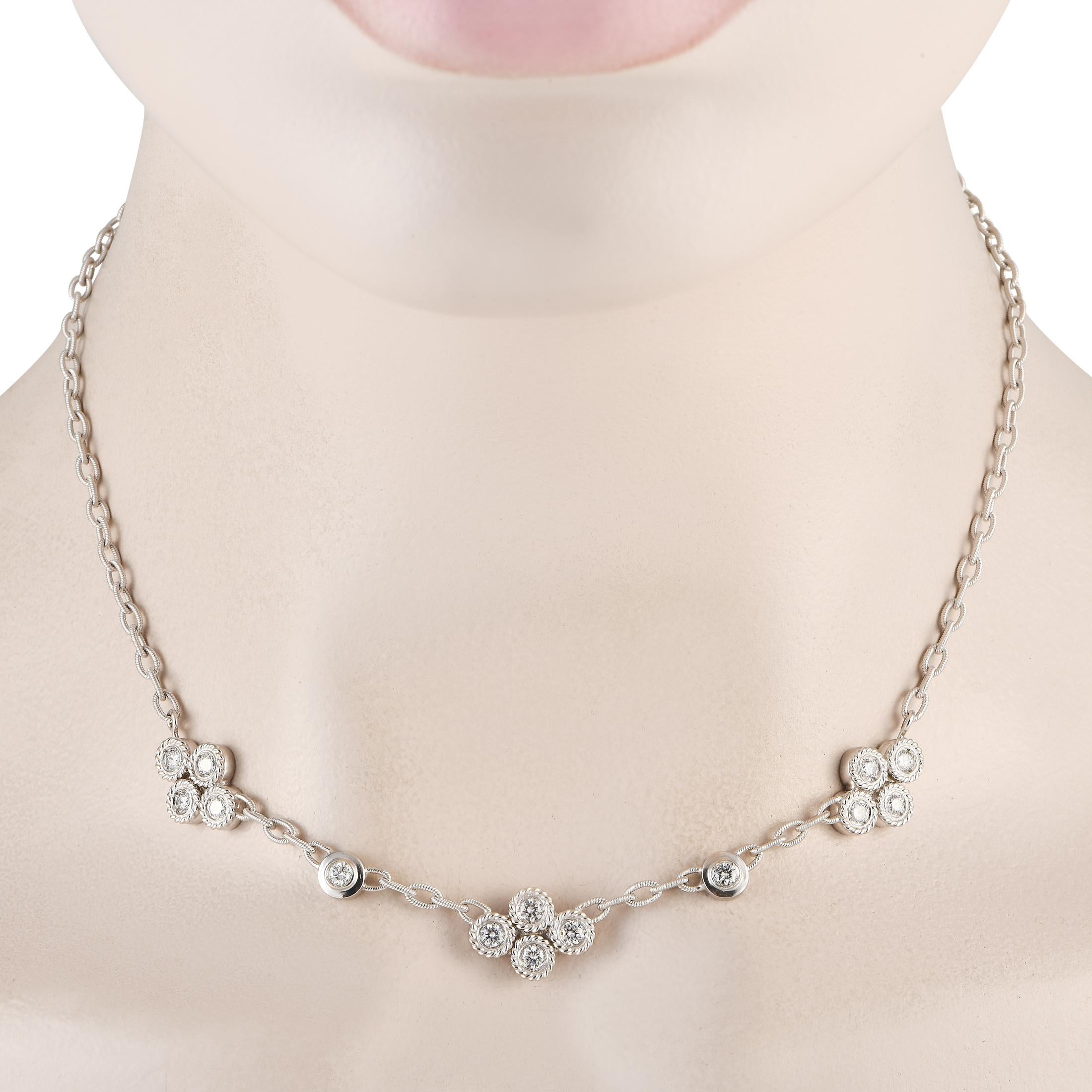 Hier ist ein schönes Beispiel für Couture-Schmuck. Diese Kreation von Doris Panos strahlt mit ihrer detaillierten und sorgfältigen Verarbeitung Opulenz aus. Die Kette hat Glieder mit einer seilartigen Struktur. Jede Diamantverzierung ist in einer