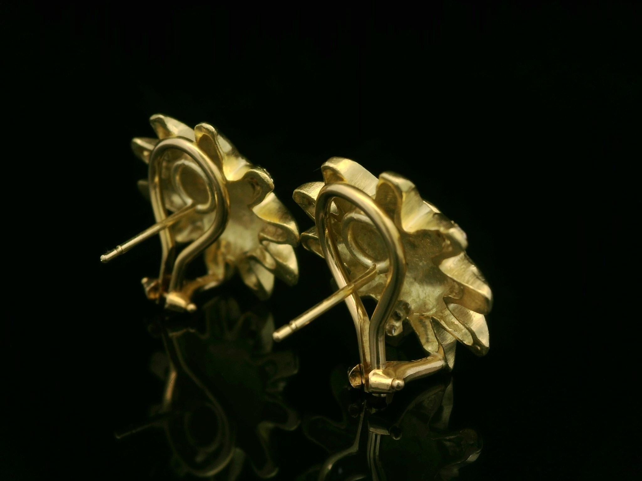 Brilliant Cut Doris Panos 18k Yellow Gold 0.12ctw Round Pave Diamond Sun Face Omega Earrings For Sale