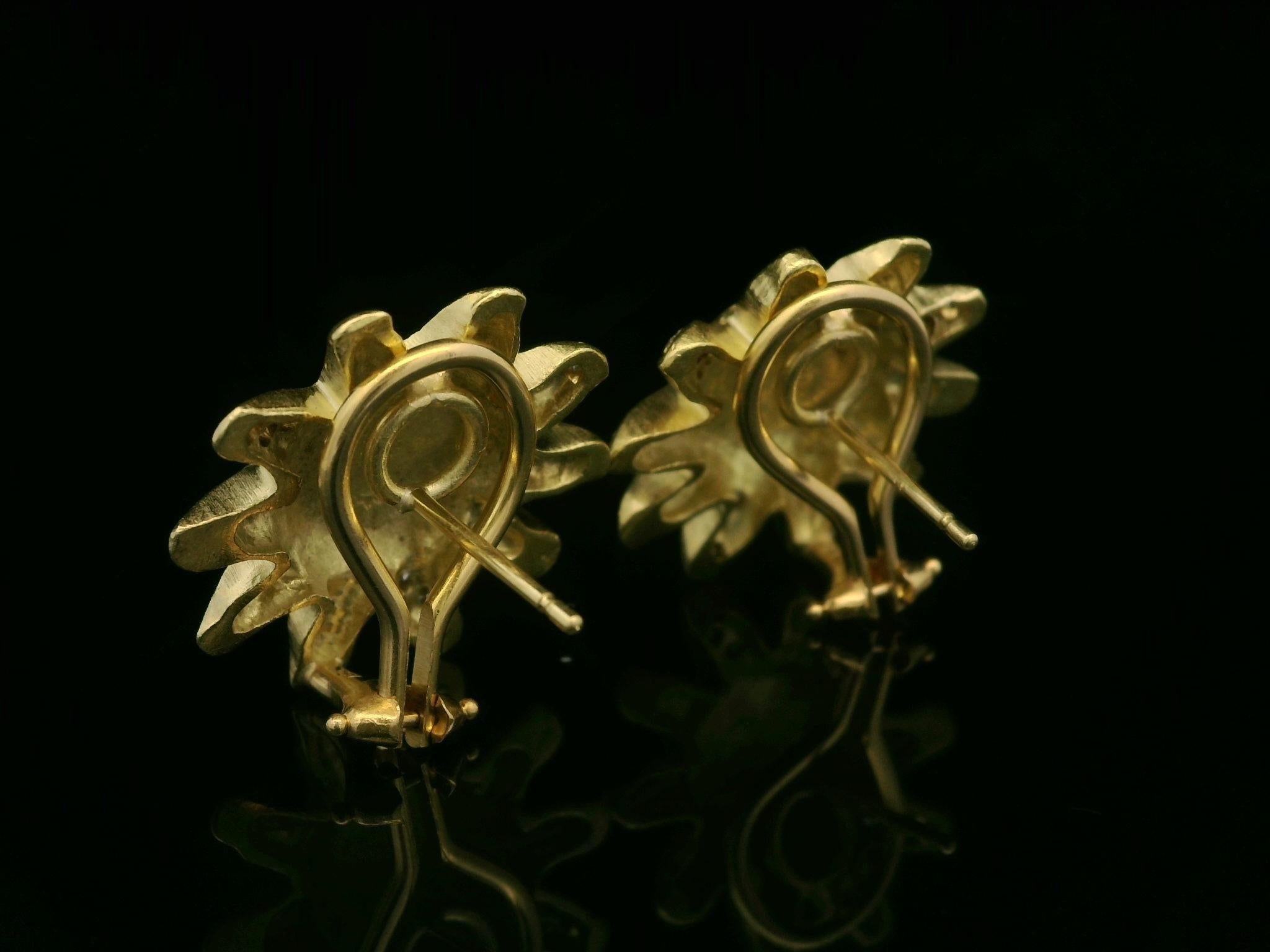 Doris Panos 18k Yellow Gold 0.12ctw Round Pave Diamond Sun Face Omega Earrings In Excellent Condition For Sale In Montclair, NJ