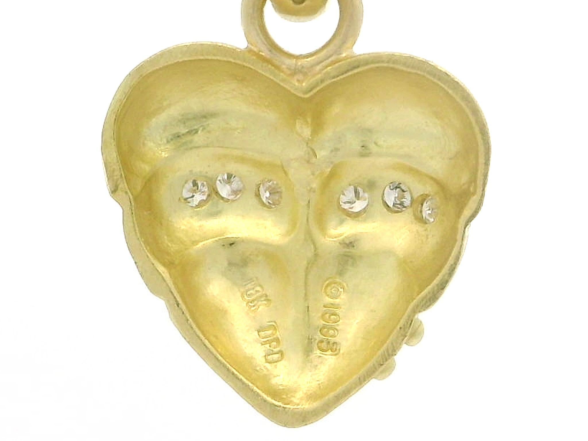 --Stein(e):--
(34) Natürliche Echte Diamanten - Runder Brillantschliff - Pave Set - Farbe D/E - Reinheit VVS2/VS1
Karat-Gesamtgewicht: 0,25 (ca.)

MATERIAL: 18K Massiv Gelbgold
Gesamtgewicht: 25,6 Gramm (insgesamt), 18,3 Gramm (Stift