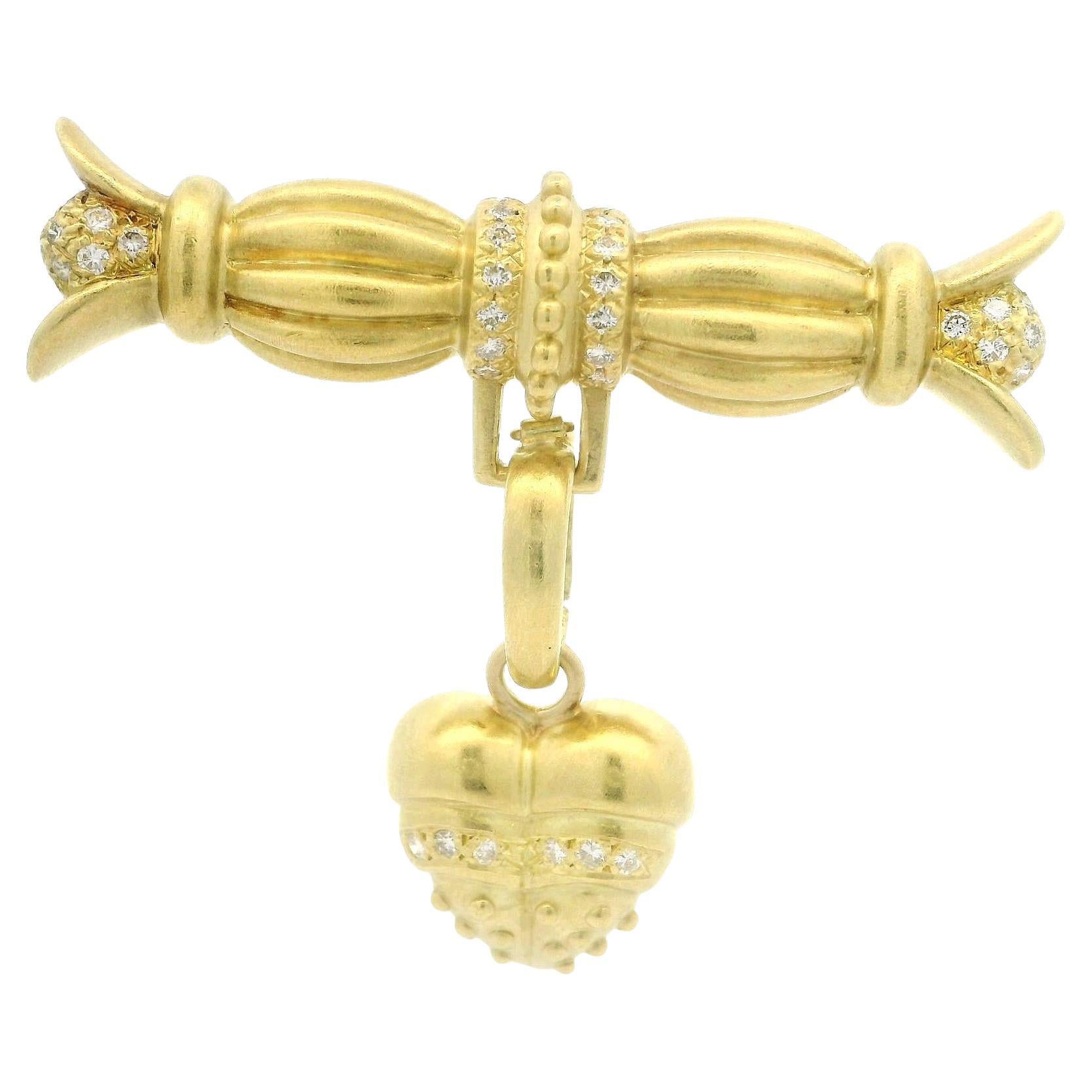 Doris Panos 18k Gelbgold Diamant Matte Finish Enhancer Herz Bar Pin Anhänger im Angebot