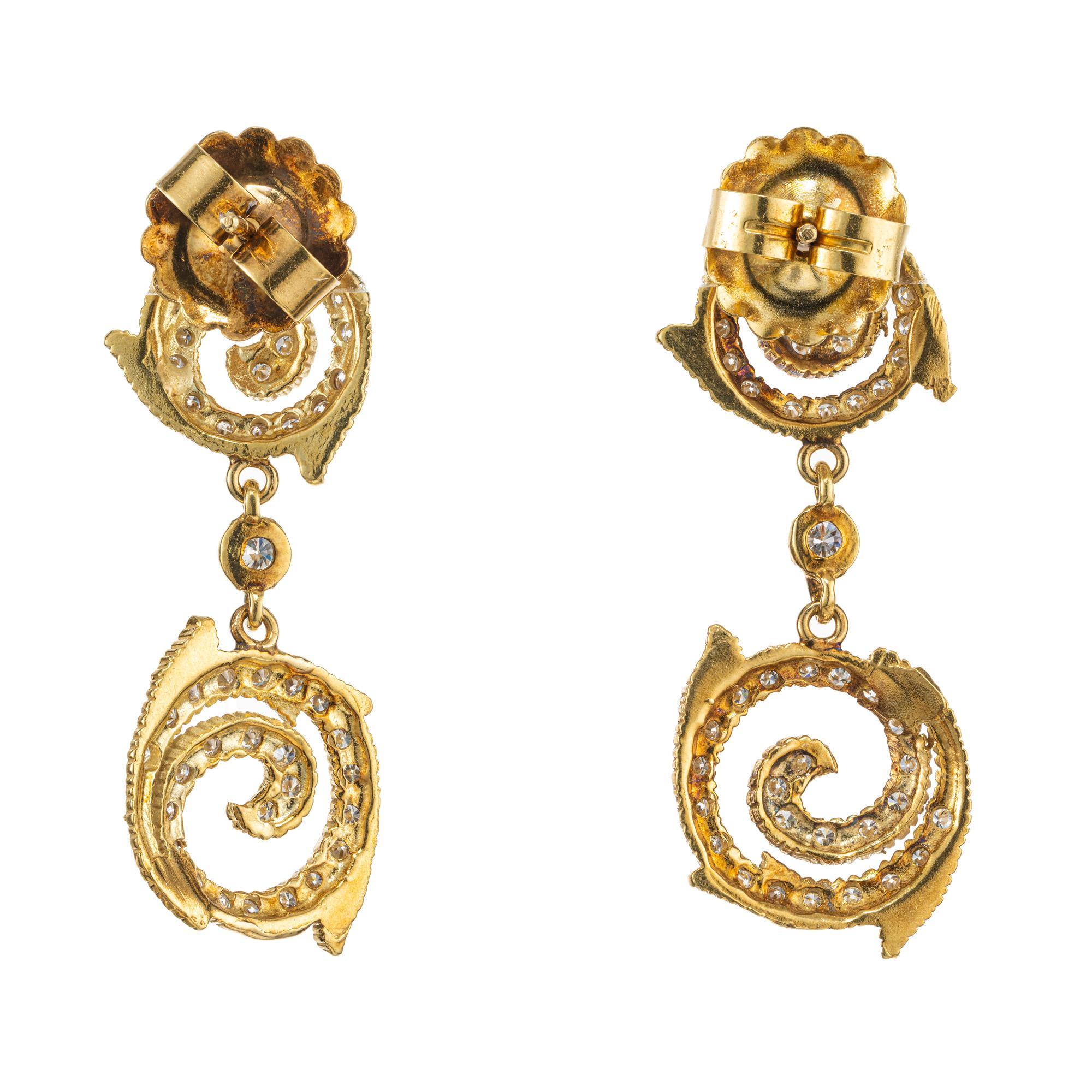 Pendants d'oreilles tourbillon en or pavé de diamants de 0,90 carat de Doris Panos Excellent état - En vente à Stamford, CT