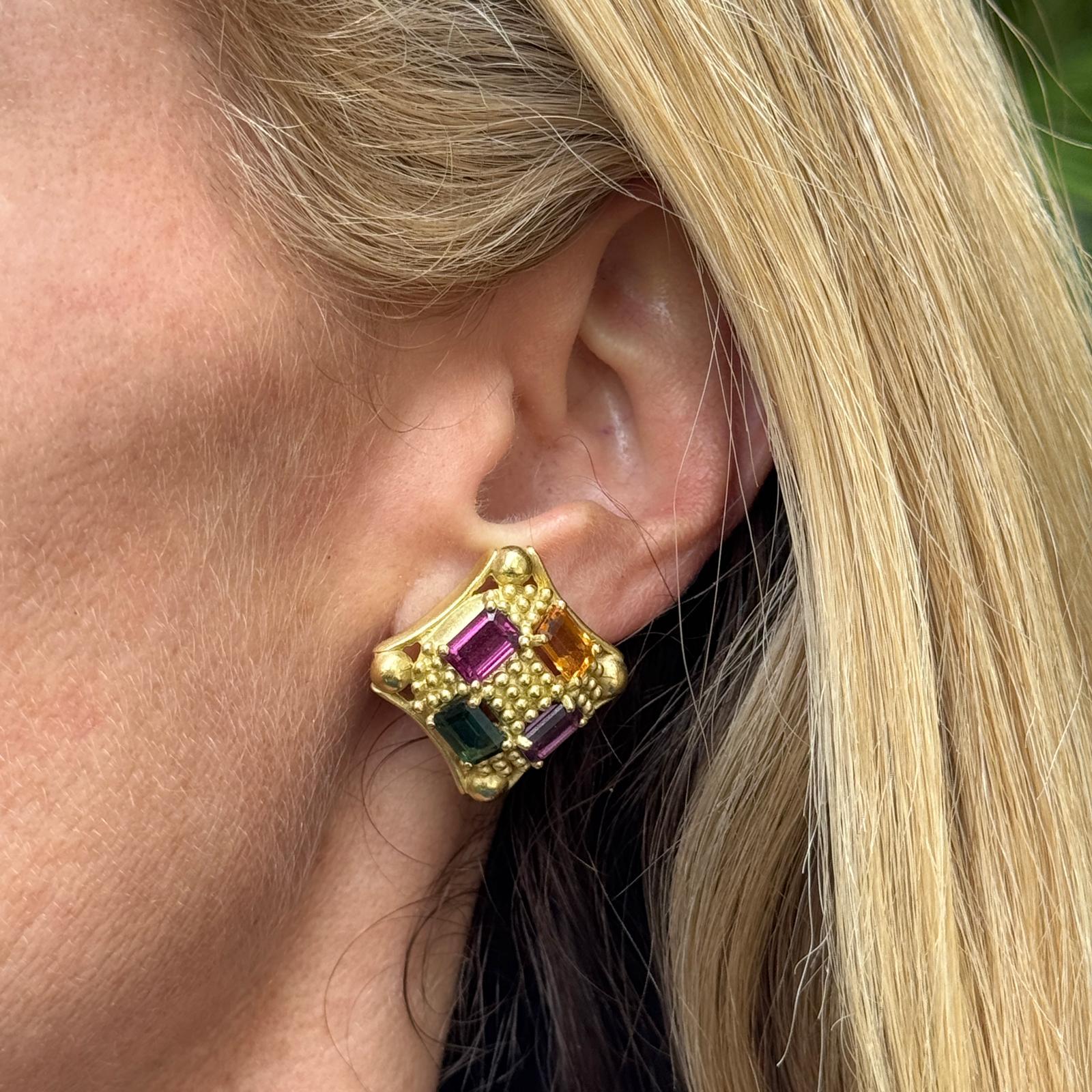 Doris Panos Edelsteinohrringe aus 18 Karat Gelbgold mit einer lebhaften Mischung aus Citrin, Amethyst und Turmalin, wobei in jedem Ohrring vier Steine gefasst sind. Die quadratischen Ohrclips sind 20 x 20 mm groß und zeigen Doris Panos' typisches