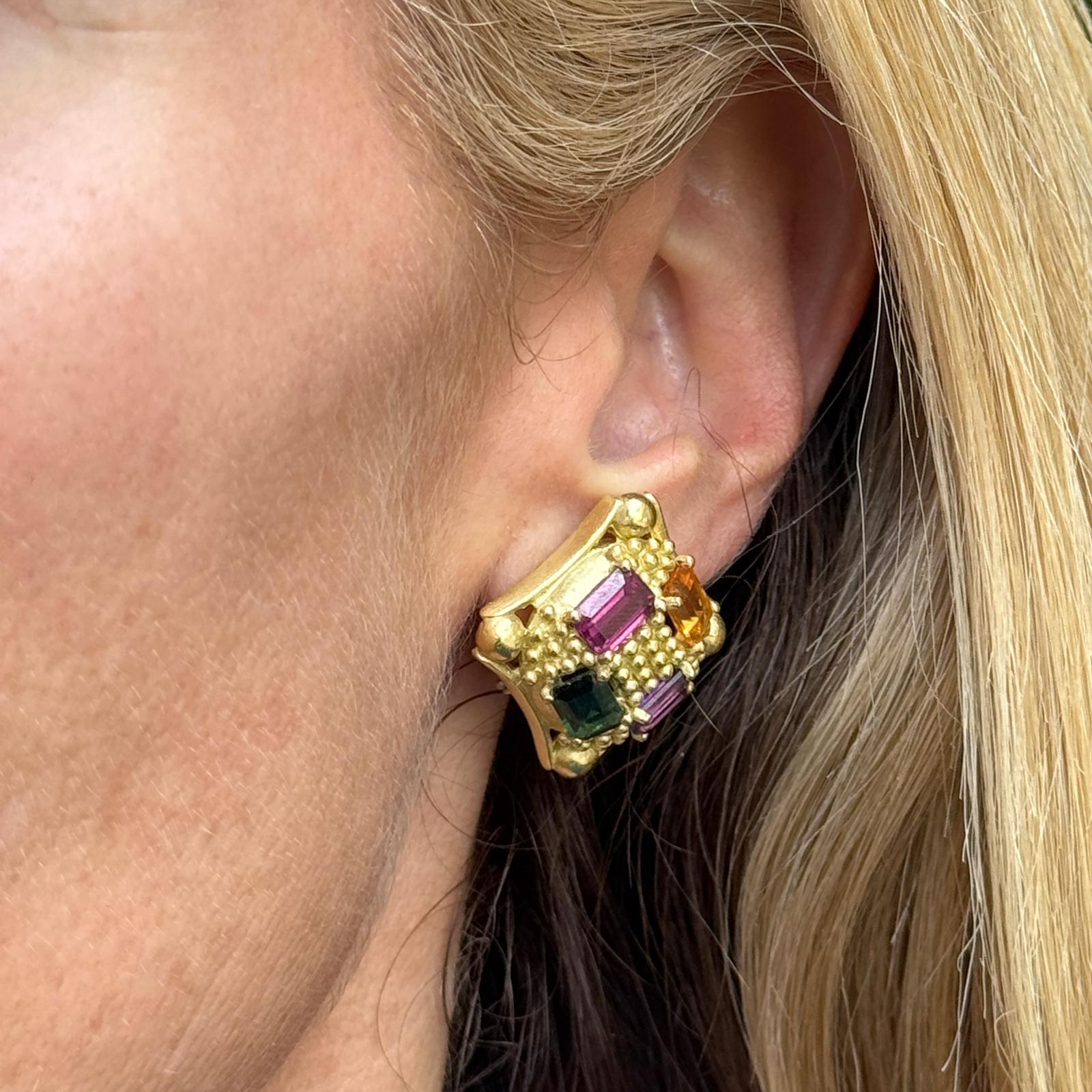 Doris Panos Farbiger Edelstein 18 Karat Gelbgold Clip-On Ohrringe (Gemischter Schliff) im Angebot
