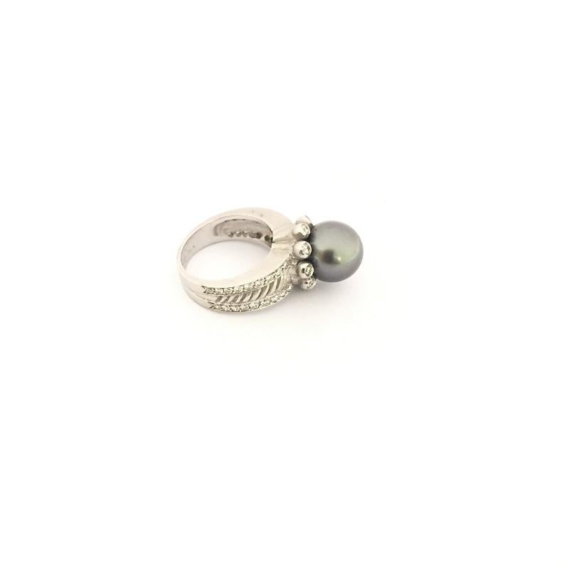 Doris Panos Gray Pear and Diamond Ring in 18k white Gold 
Diamonds 0.70 carat total weight
Ring Size 6
R816GRY 