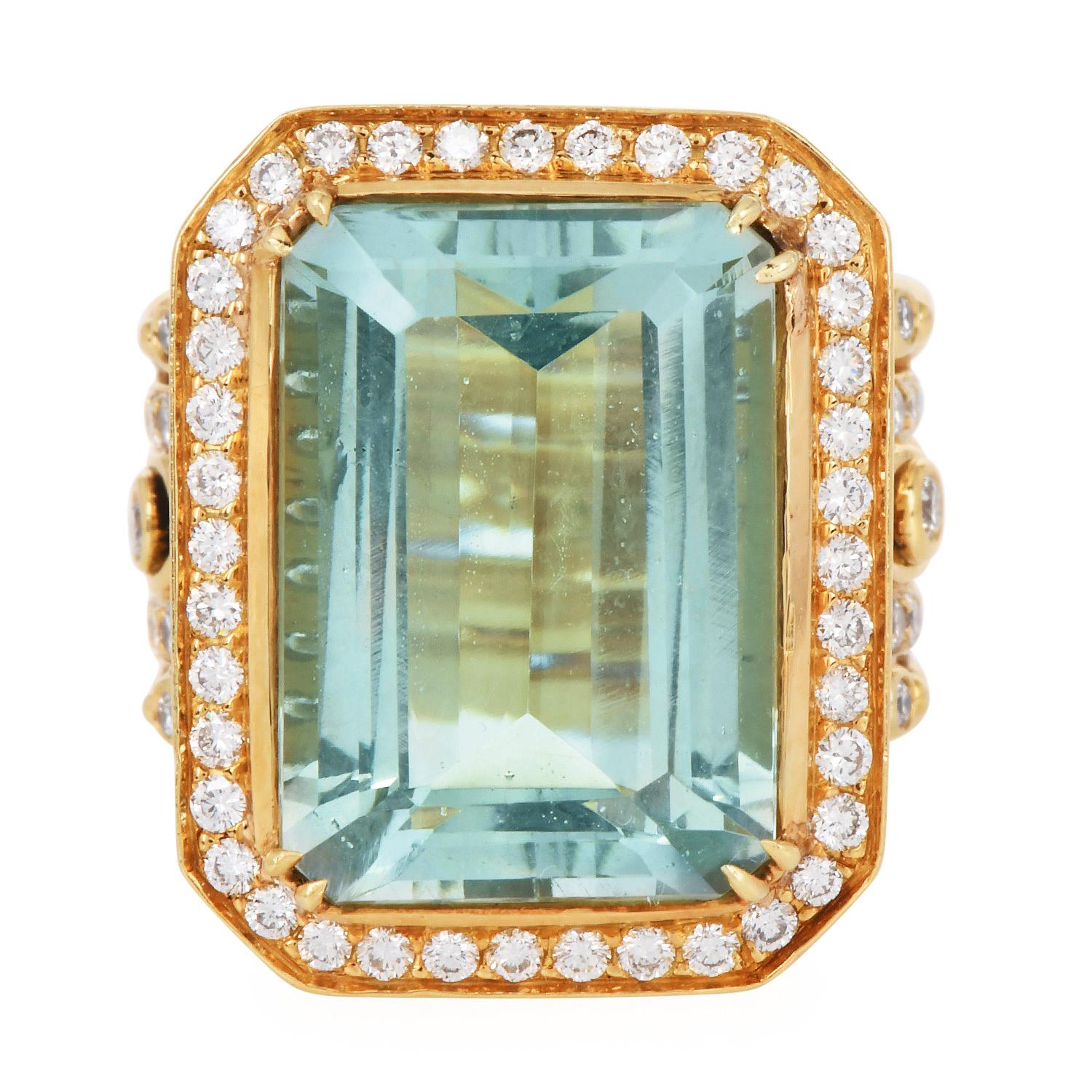Cette création audacieuse et originale de la célèbre créatrice de bijoux Doris Panos présente un mélange saisissant d'élégance et de savoir-faire. La bague est réalisée en or jaune 18 carats et présente une améthyste verte à facettes, sertie d'un