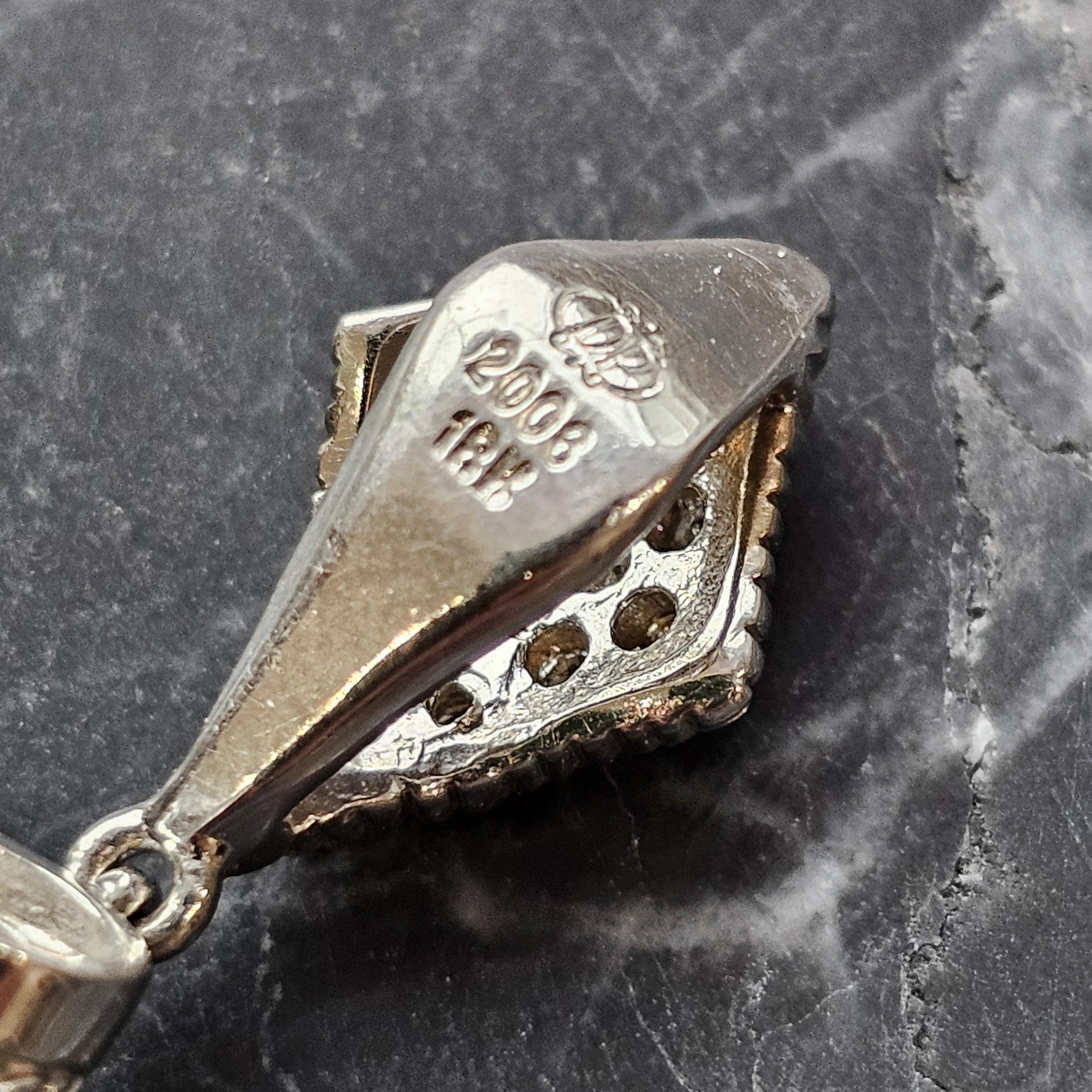 Le collier à pendentifs Doris Panos présente un design complexe en or blanc 18 carats. Cette pièce exquise présente un motif détaillé en treillis orné de diamants blancs, créant une apparence captivante et luxueuse. D'une longueur de 3,5 pouces et