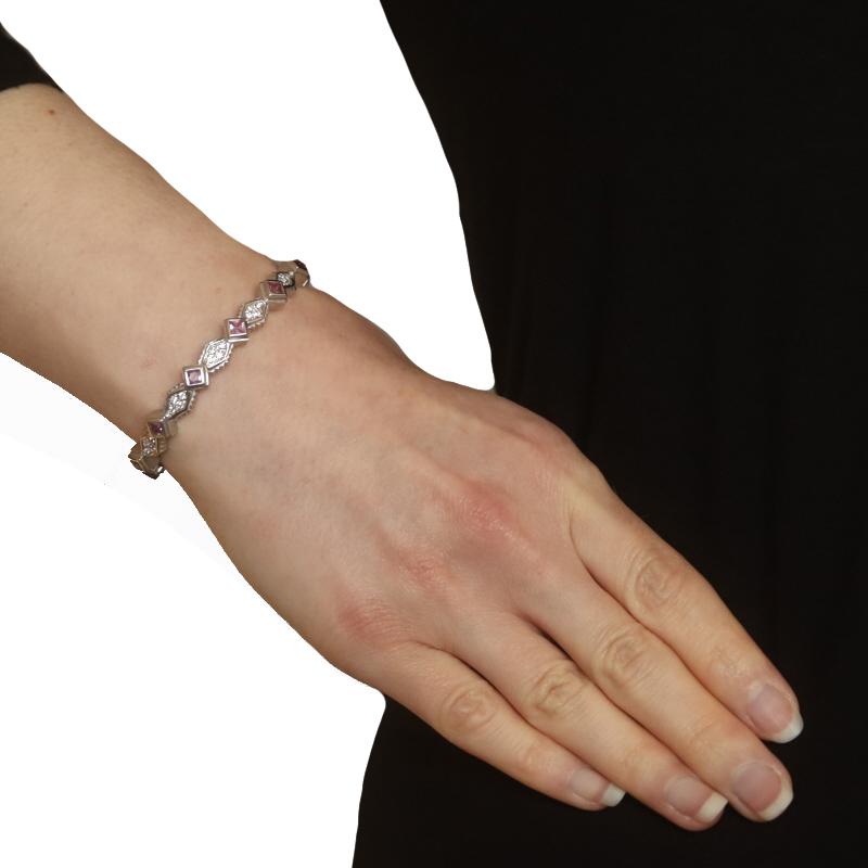 Marca: Doris Panos

Contenido de metal: Oro blanco de 18 quilates

Información sobre Stone
Zafiros rosas naturales
Tratamiento: Calentamiento
Quilate(s): 1,40ctw
Cortar: Cuadrado

Diamantes naturales
Quilate(s): .36ctw
Talla: Redondo