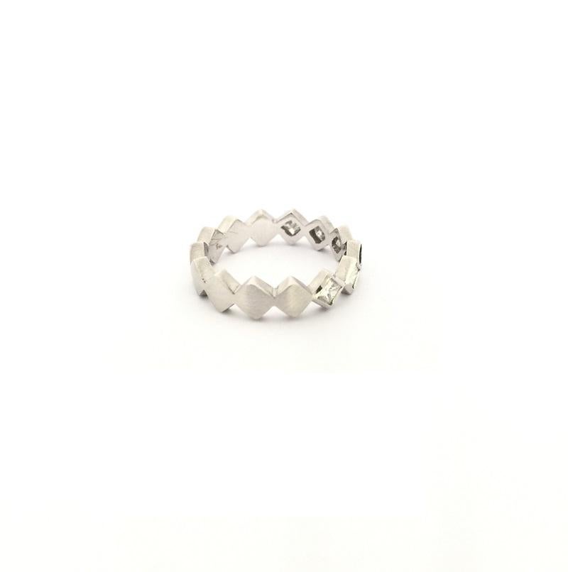 Doris Panos Prinzessinnenschliff Diamantband in 18k Weißgold 
Diamanten im Princess-Schliff 0,50 Karat Gesamtgewicht 
Ring Größe 6
R786WG