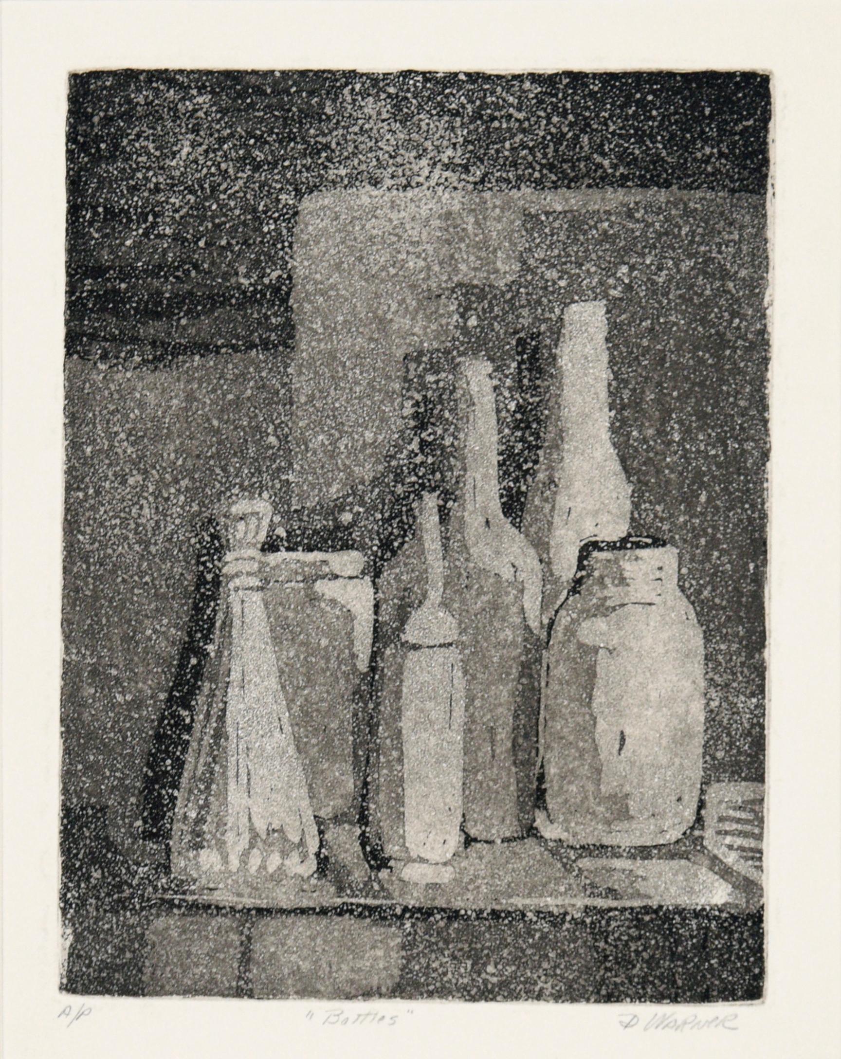 „Flaschen“ – Radierung mit Tinte auf Papier (Künstler''s Proof) – Print von Doris Warner