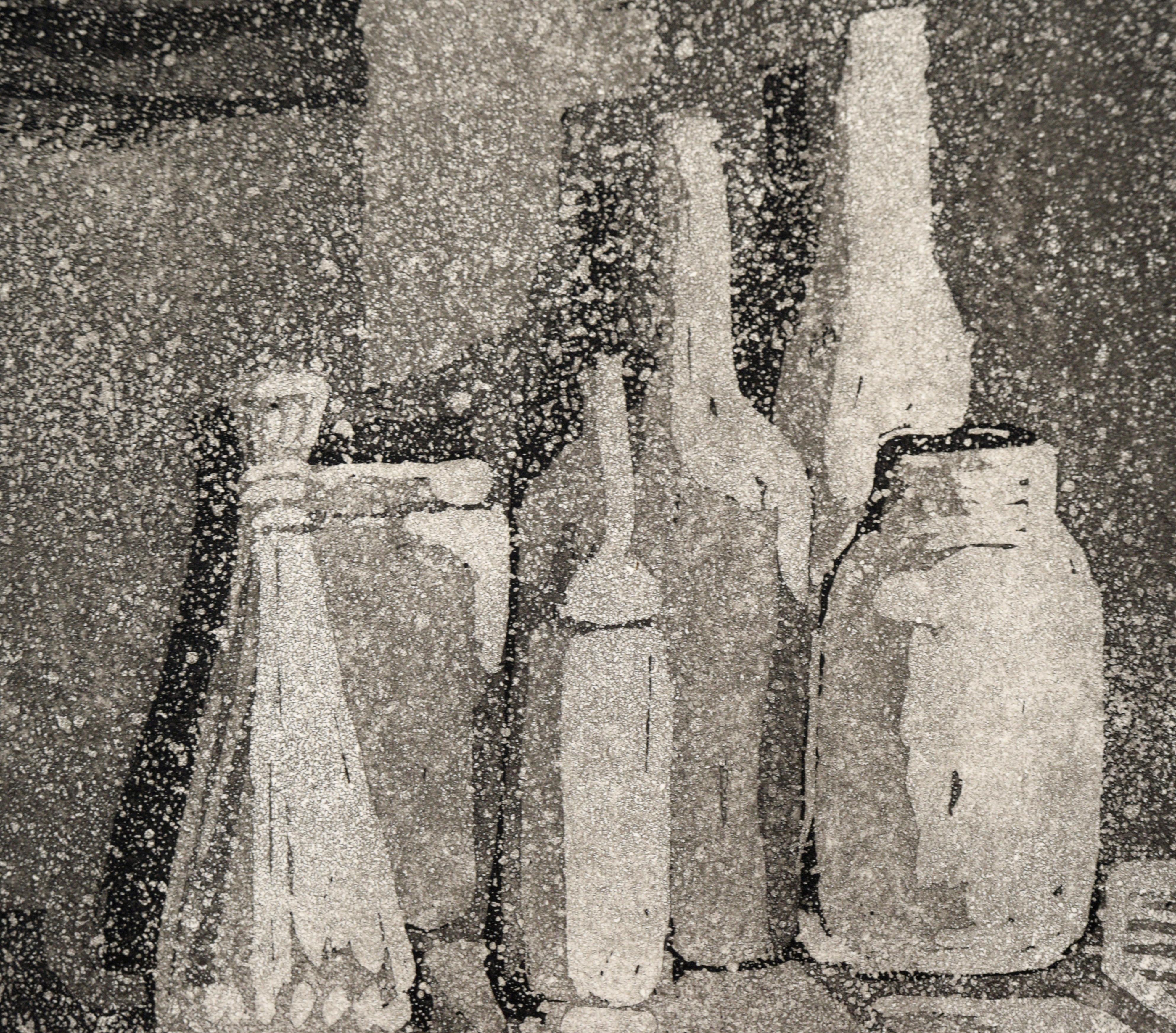„Flaschen“ – Radierung mit Tinte auf Papier (Künstler''s Proof) (Grau), Still-Life Print, von Doris Warner