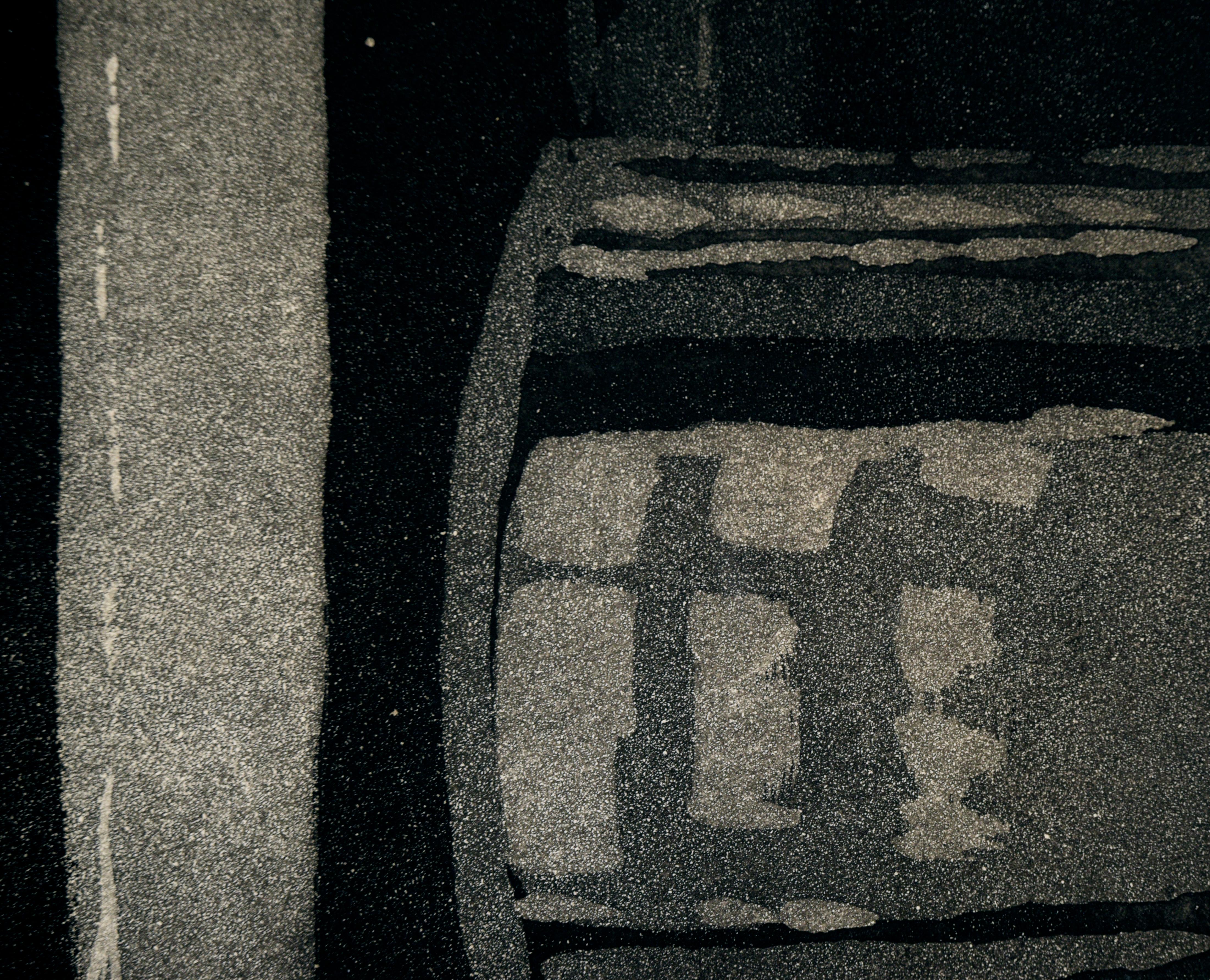 Representación malhumorada de una prensa por Doris Ann Warner (estadounidense, 1925-2010). Esta pieza es oscura y saturada, dando la impresión de que la prensa se encuentra en una habitación oscura. La prensa está representada en un estilo