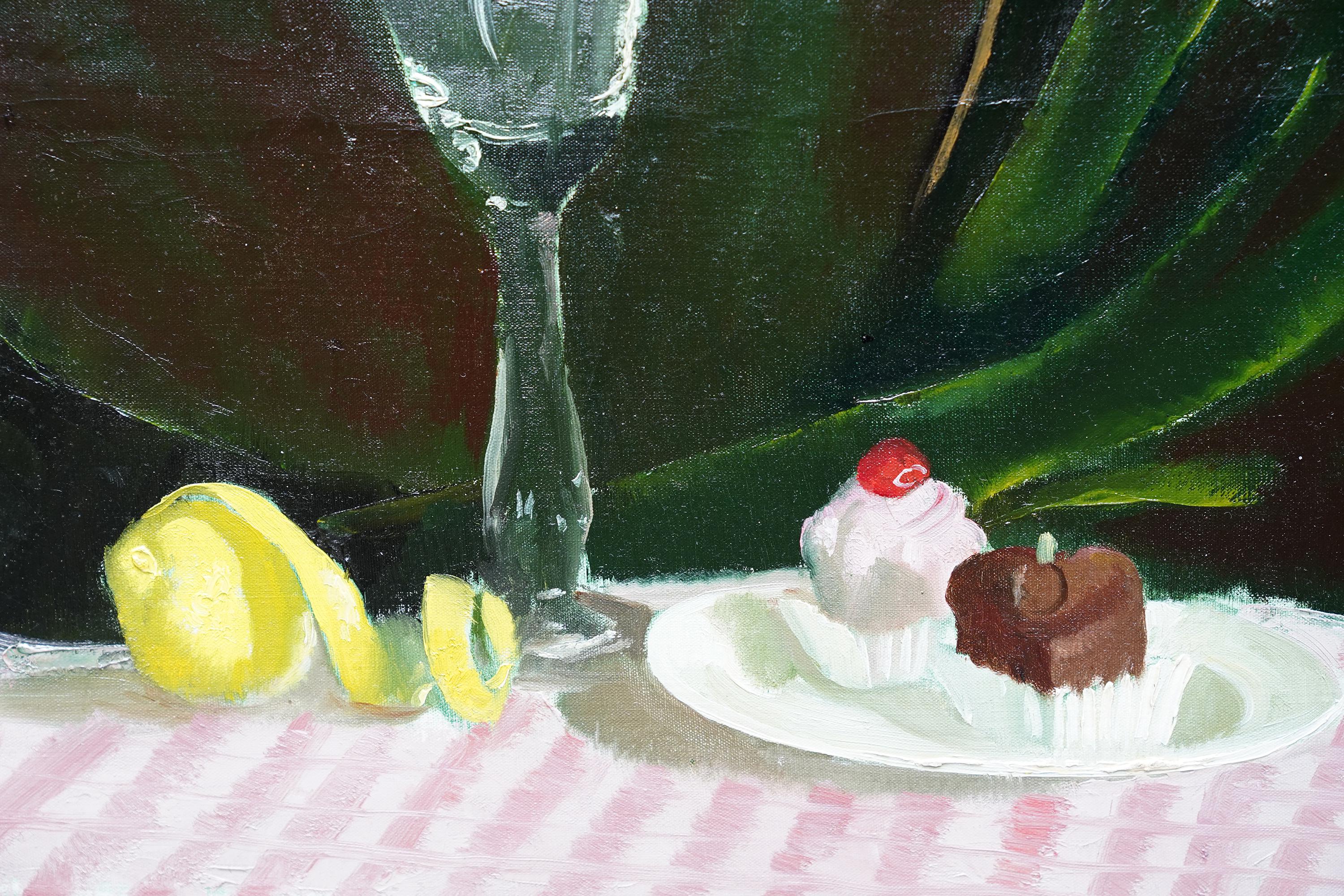 Cette vibrante nature morte est une peinture à l'huile de l'artiste écossaise Doris Zinkeisen. Peinte vers 1950, la composition est un verre, un citron et deux fantaisies fondantes. Ils sont posés sur une nappe à rayures roses et blanches et ont