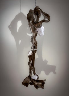 "Equilibrio Divino" Escultura Orgánica Moderna Colgante de Madera de Teca y Cuarzo