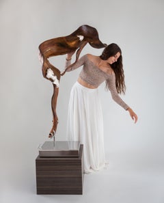 Sculpture organique moderne indonésienne « Sheltered Love » en bois de rose et cristal de quartz