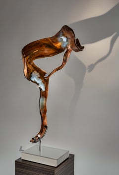 Sculpture organique moderne indonésienne « Sheltered Love » en bois de rose et cristal de quartz